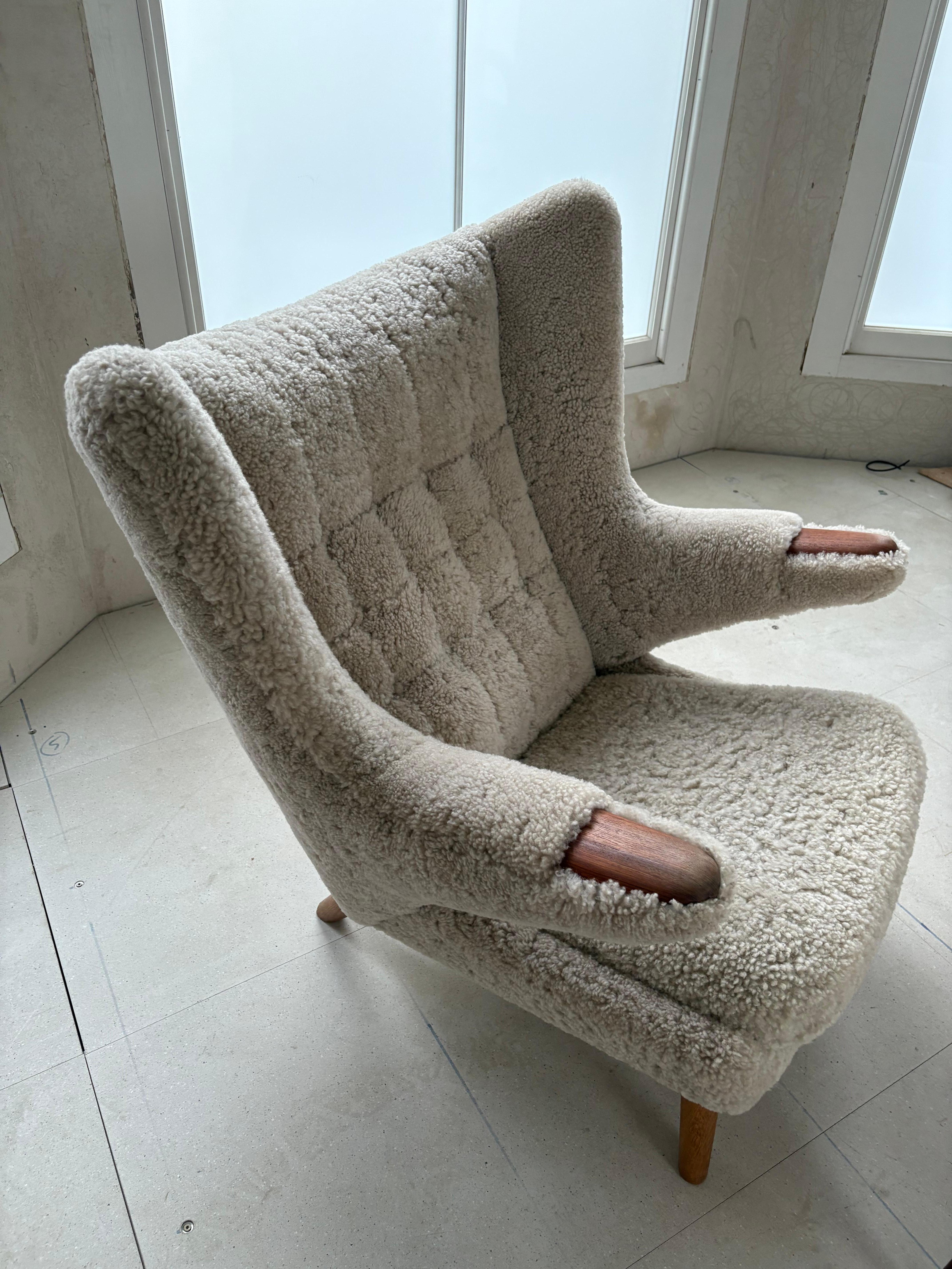 Hans Wegner Silla Papá Oso con Taburete en Piel de Lana de Cordero Danés en venta