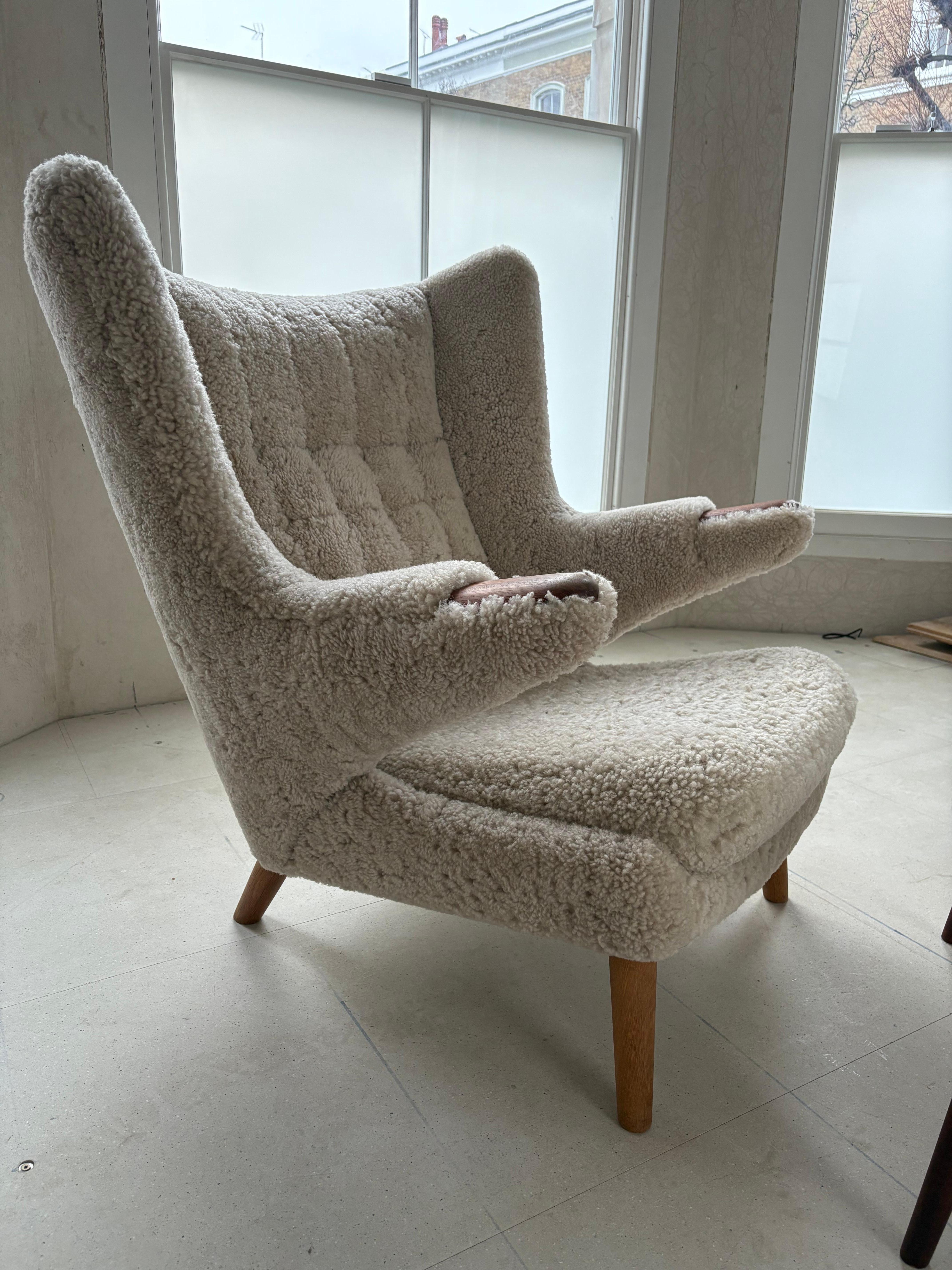 Hans Wegner Silla Papá Oso con Taburete en Piel de Lana de Cordero en Bueno estado para la venta en London, GB