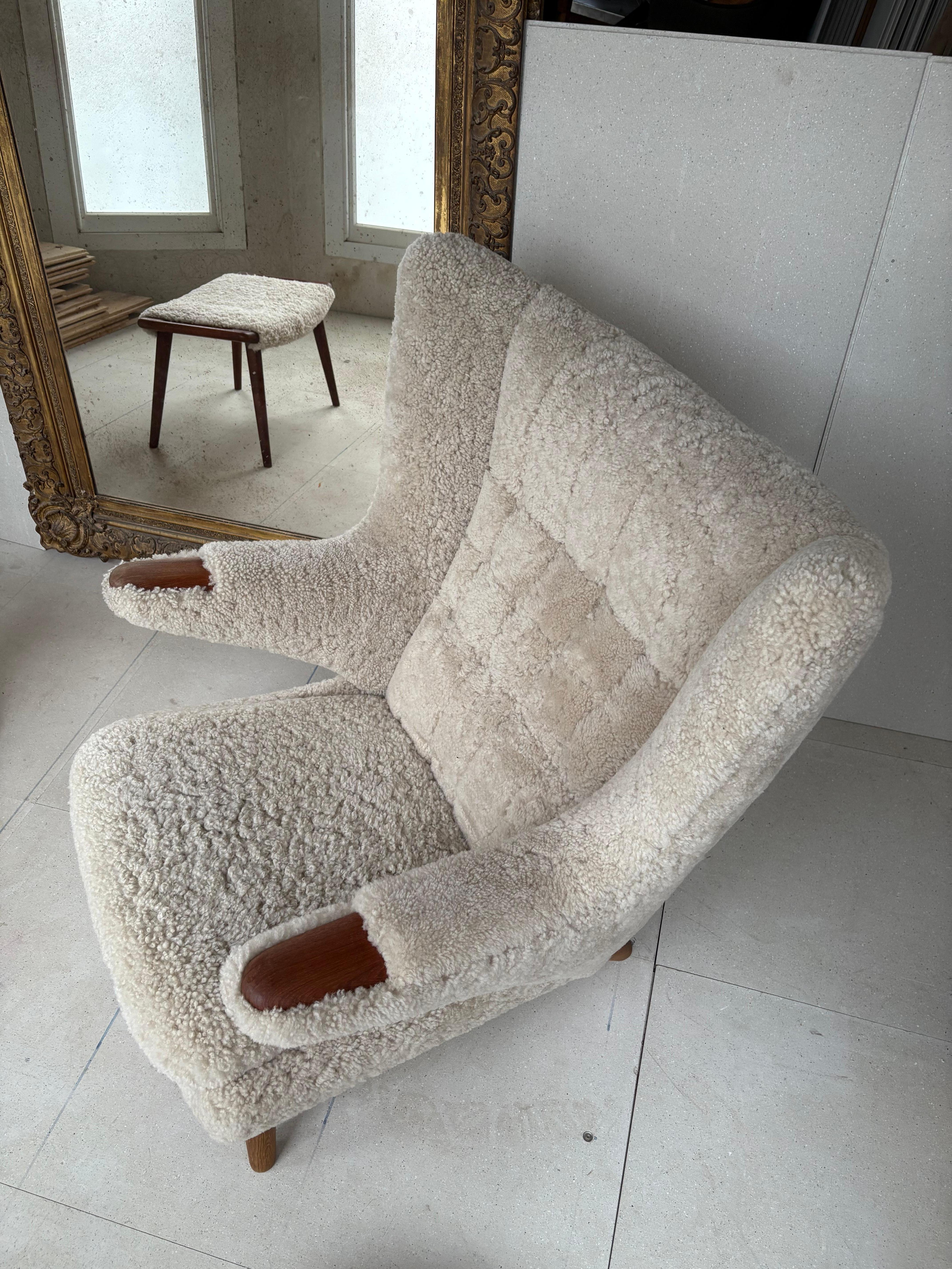 Hans Wegner Silla Papá Oso con Taburete en Piel de Lana de Cordero mediados del siglo XX en venta