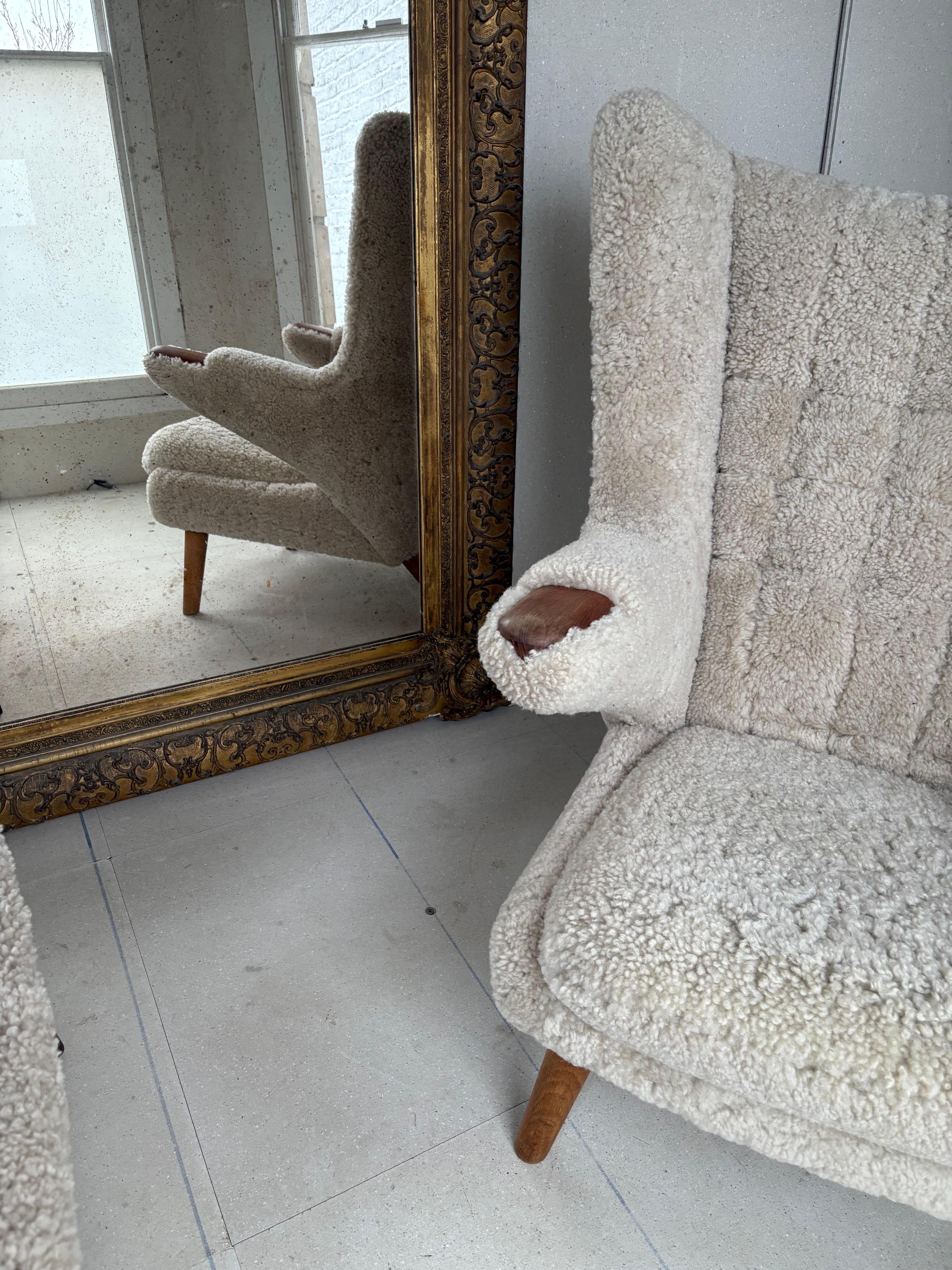 Hans Wegner Silla Papá Oso con Taburete en Piel de Lana de Cordero en venta 1