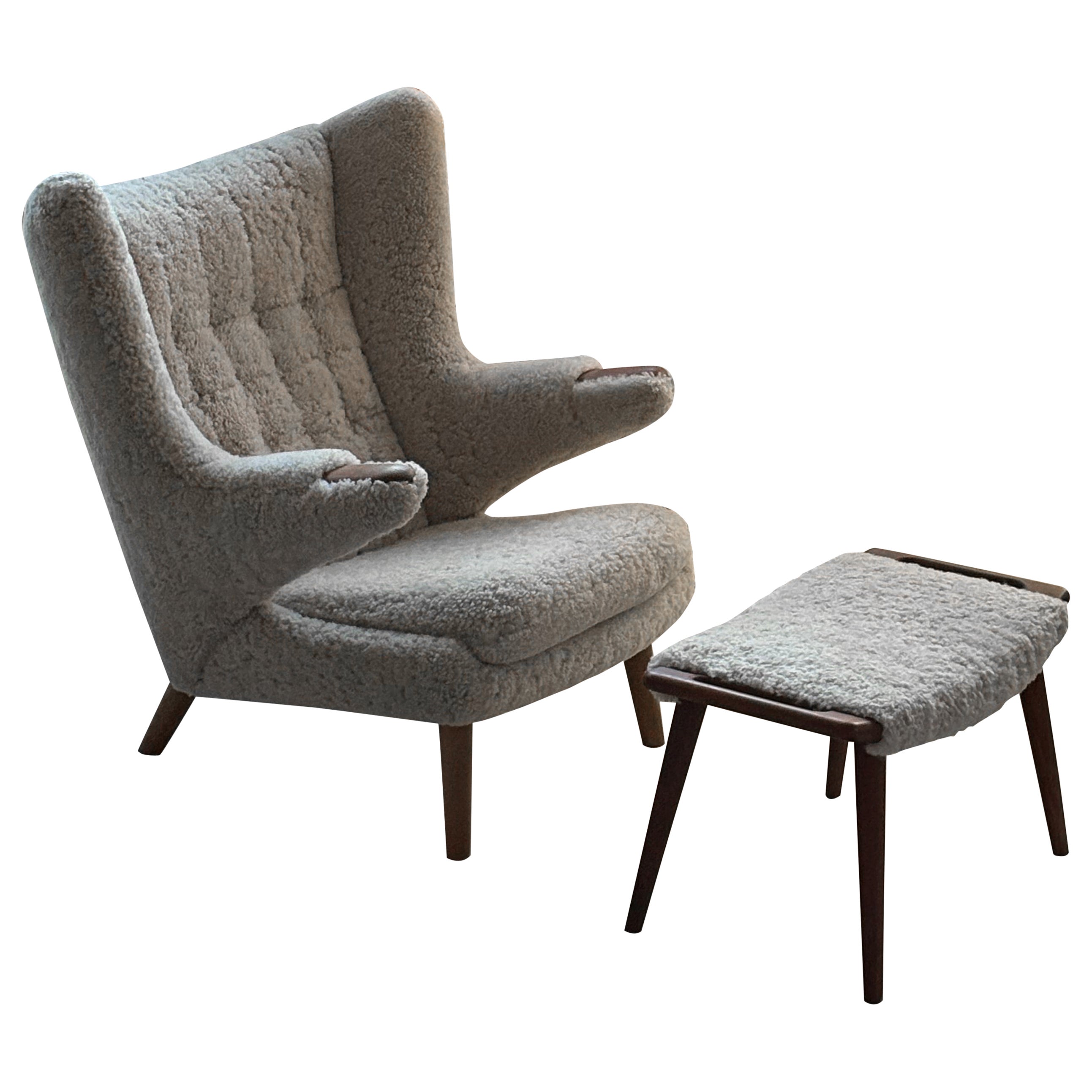 Hans Wegner Papa-Bär-Stuhl mit Hocker aus Lammfell und Wollfell