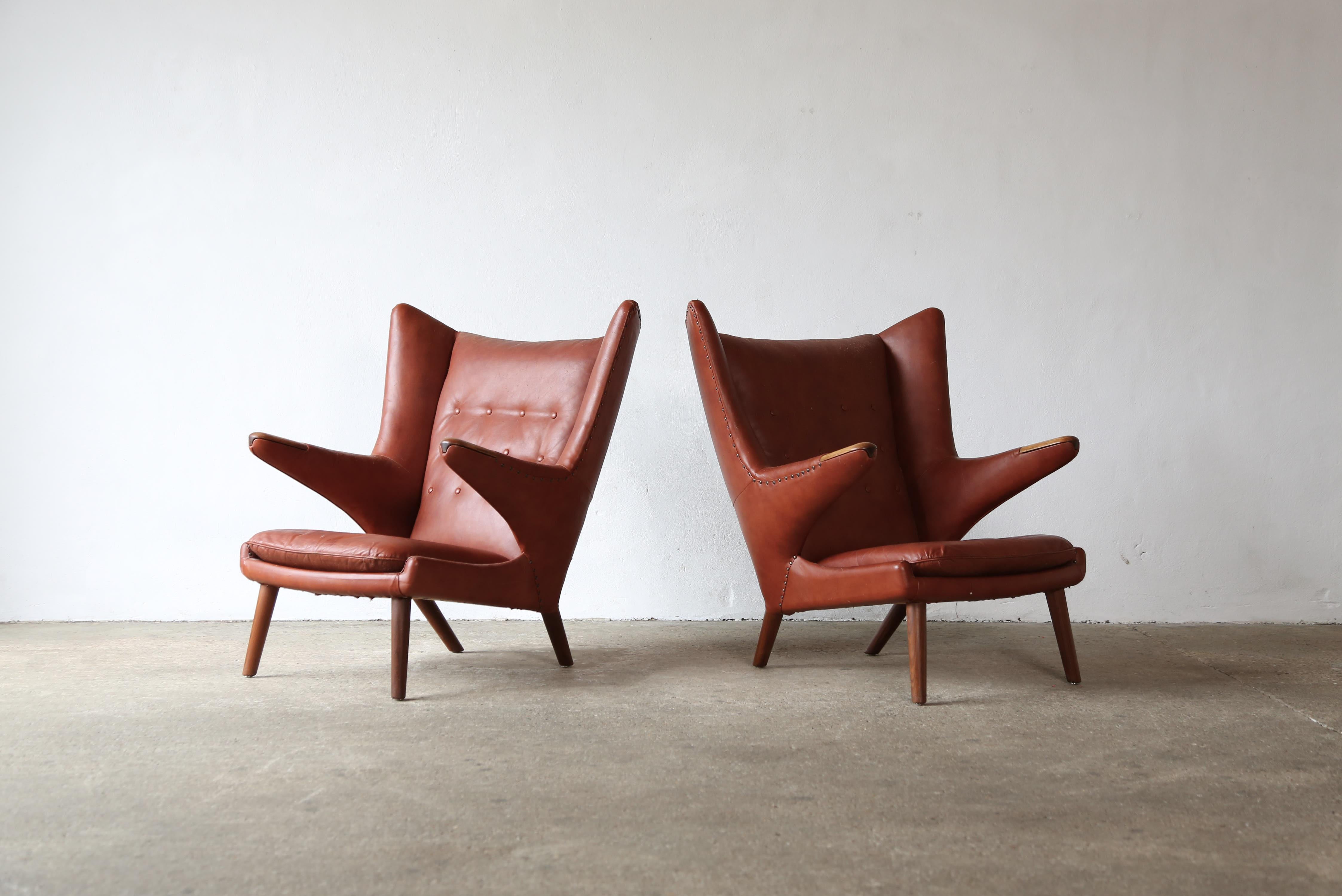 Ein seltenes Paar originaler Papa-Bär-Stühle von Hans Wegner aus dem Jahr 1947, die in den 1950er Jahren von AP Stolen in Dänemark hergestellt wurden. Der Stoff weist übermäßige Abnutzungserscheinungen auf, so dass diese in ihrem derzeitigen