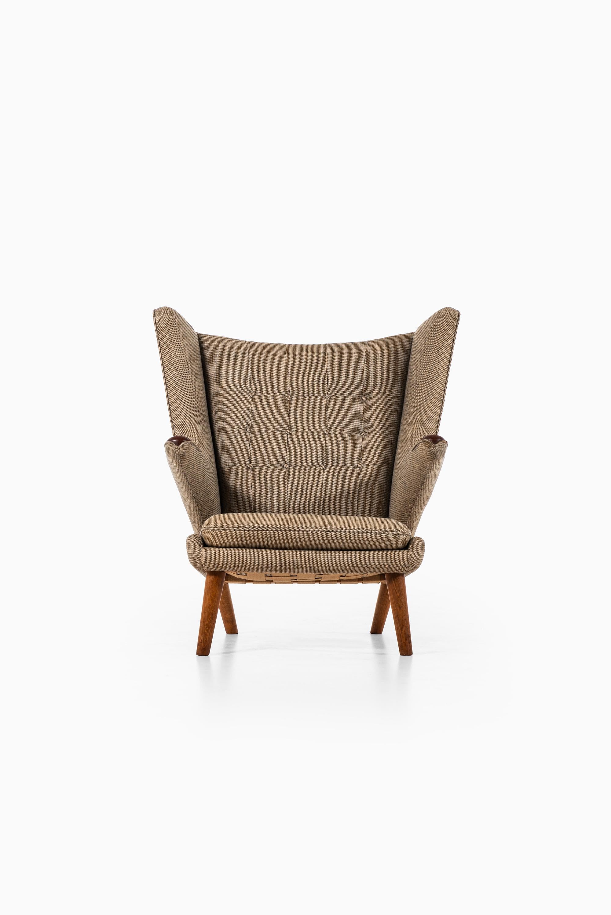 Rare easy chair model Papa bear designed by Hans Wegner. Produced by A.P. Stolen in Denmark. Teak paws, oak legs and original fabric.