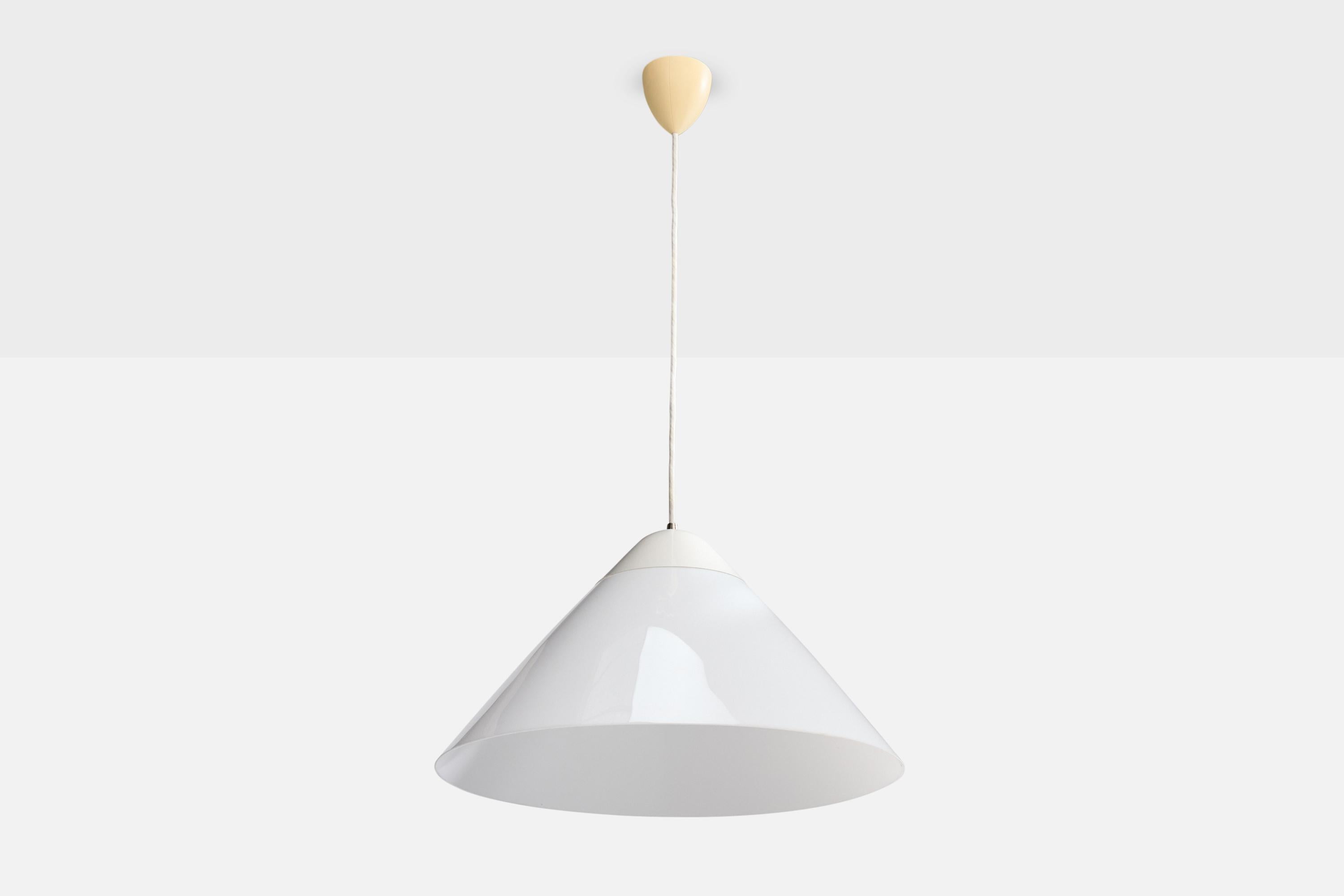 Lampada a sospensione in acrilico bianco e metallo laccato bianco disegnata da Hans Wegner e prodotta da Louis Poulsen, anni '70 circa.

Dimensioni complessive (pollici): 42,0 