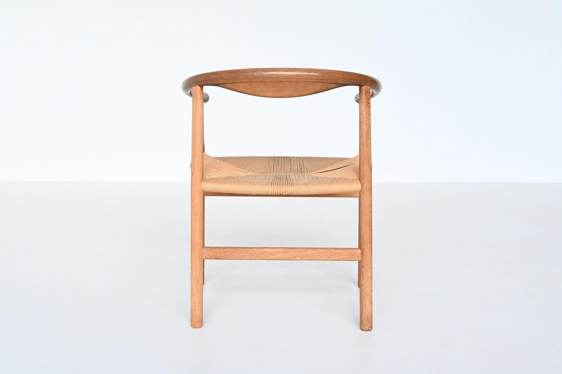 Beautiful shaped dining chair designed by Hans J. Wegner and manufactured by PP Møbler, Denmark 1969. This is chair is an early example in very nice original condition. The chair is made of solid oak wood and has a paper cord seat. It has many