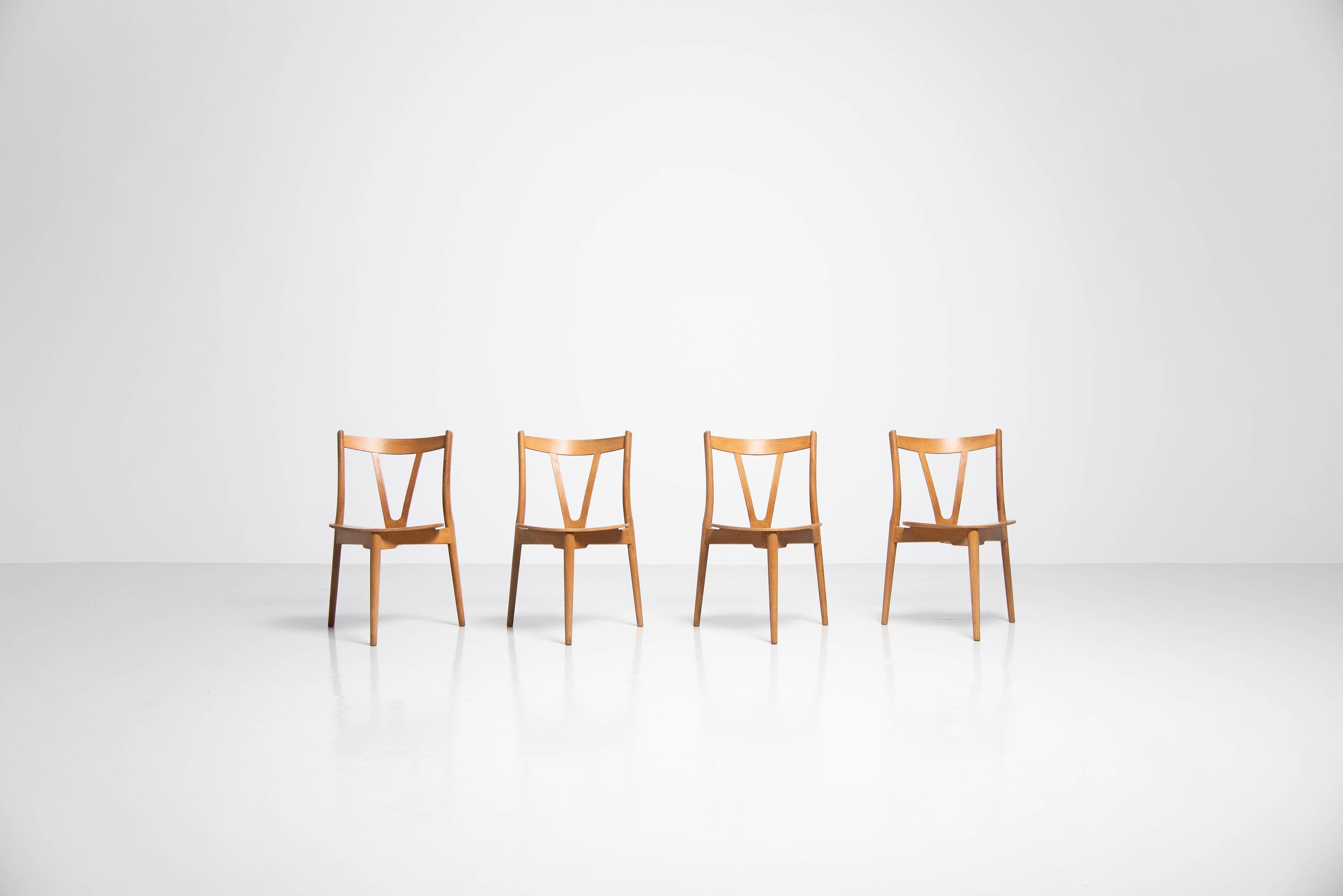 Rare ensemble de 4 chaises modèle PP51/3 ou la chaise dite V conçue par Hans J. Wegner et fabriquée par PP Mobler, Danemark 1988. Entre 1952 et 1953, Wegner a conçu ses deux plus célèbres chaises à trois pieds, la Valet Chair et la Heart Chair.