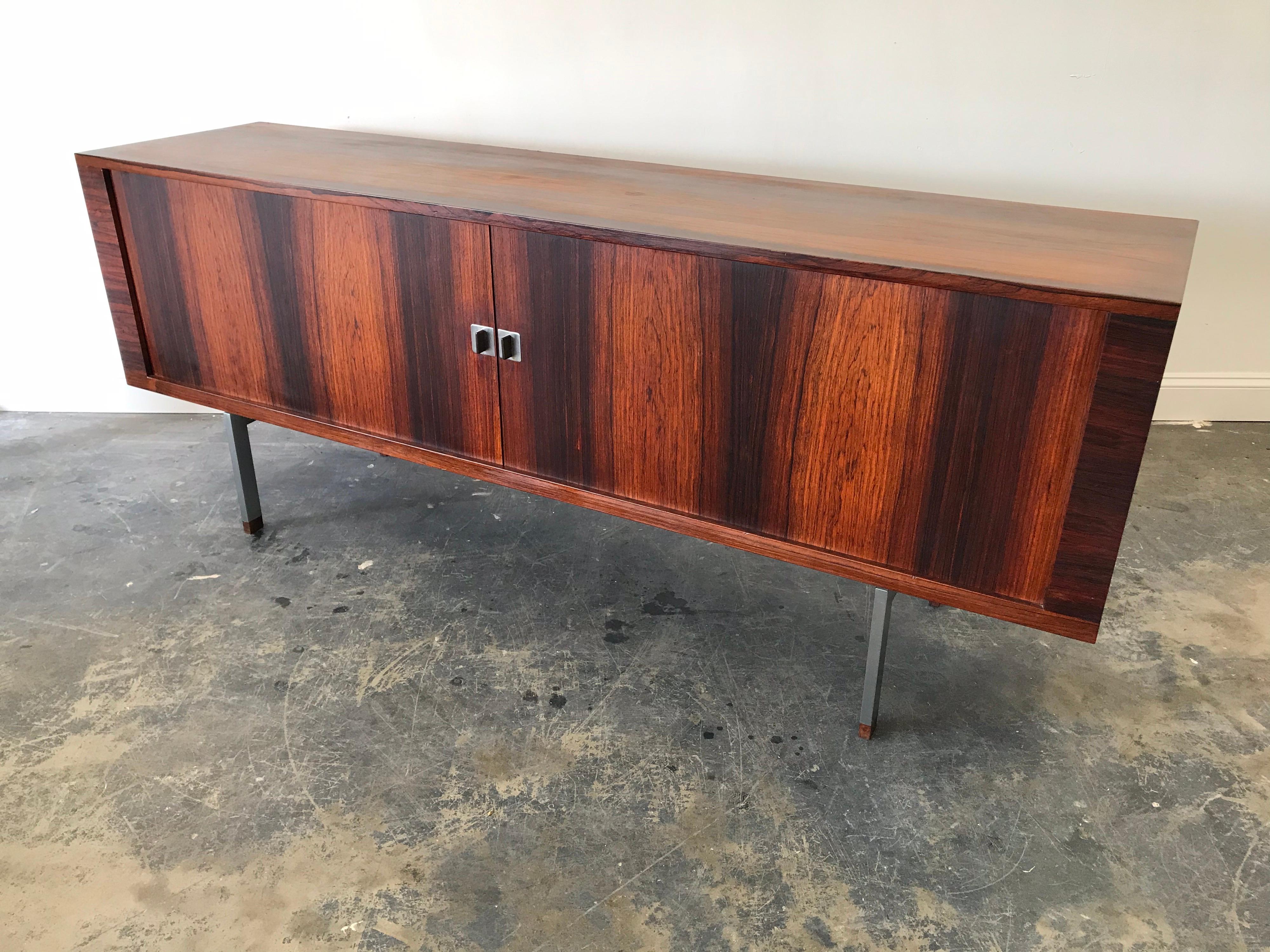 Hans Wegner “President” Sidebaord in Rosewood, Model RY 25 In Good Condition In St.Petersburg, FL