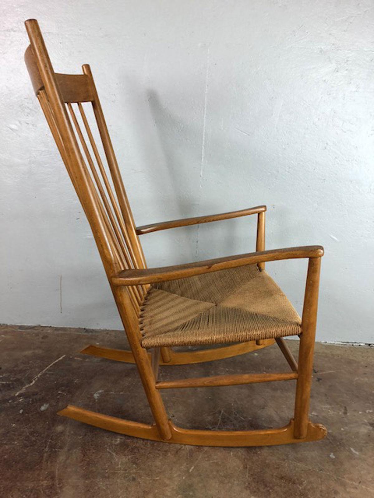 Stylish and iconic Hans Wegner rocking chair in beech with rope seating weave, circa 1940s.