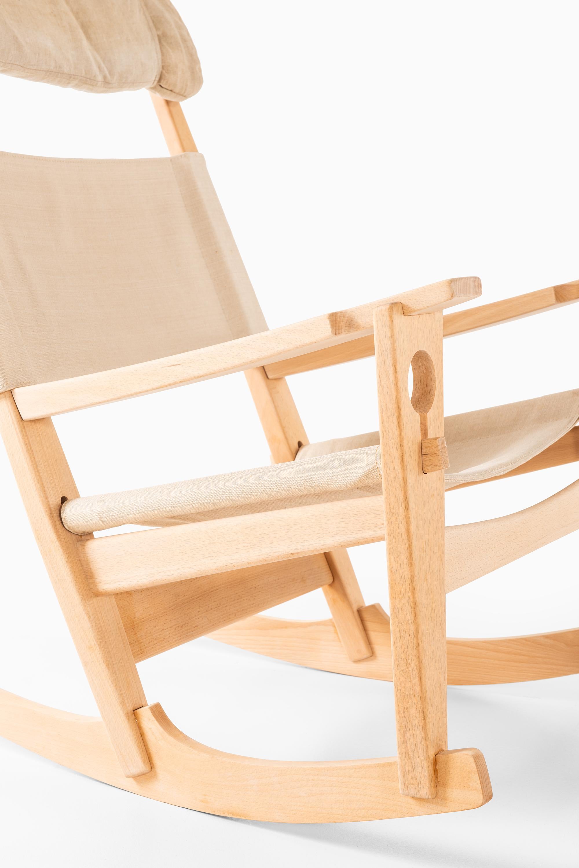 Rara sedia a dondolo con buco della serratura modello GE-273 disegnata da Hans Wegner. Prodotto da GETAMA in Danimarca.