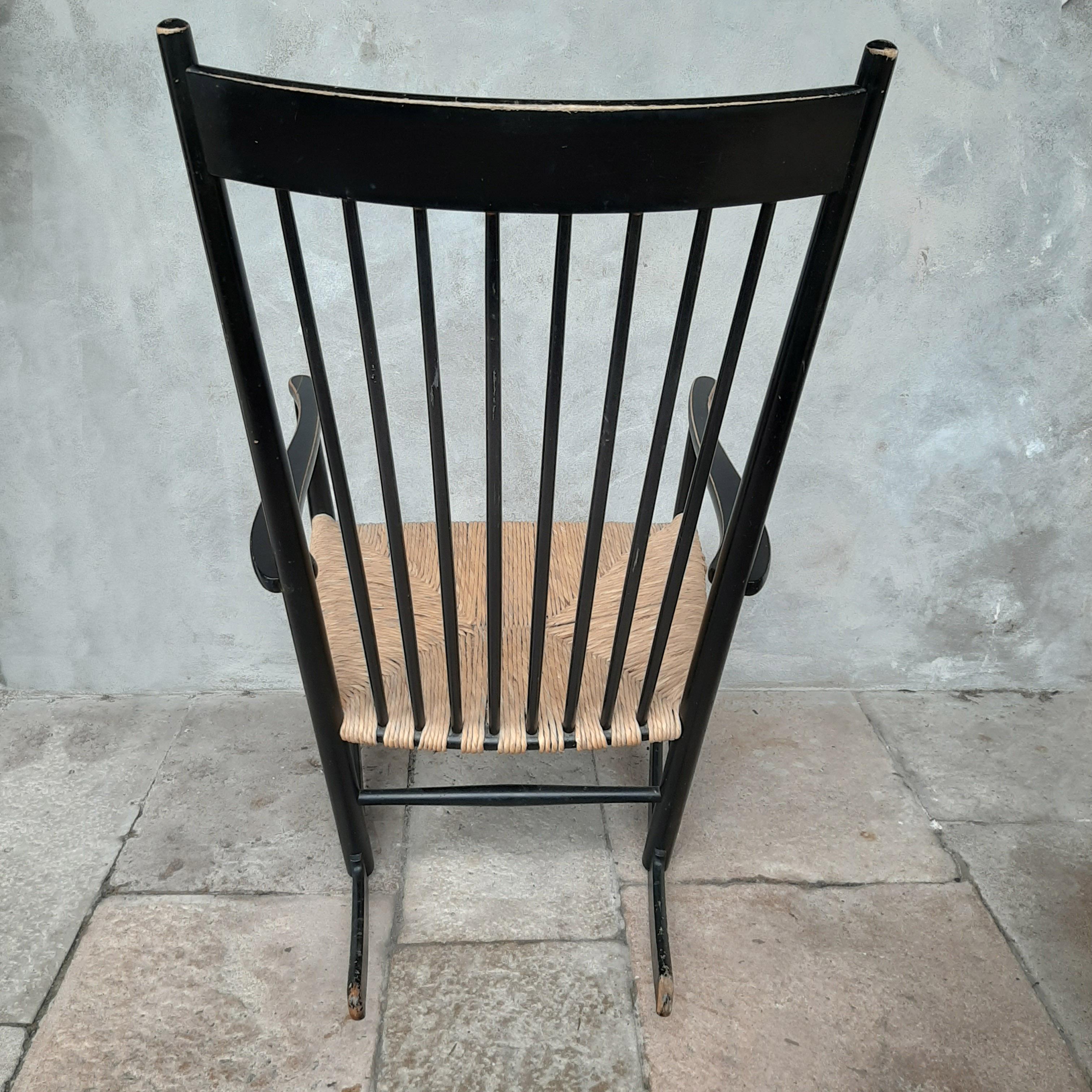 Silla mecedora Hans Wegner modelo J16 de haya pintada con asiento de cuerda de papel tejido Pintado en venta