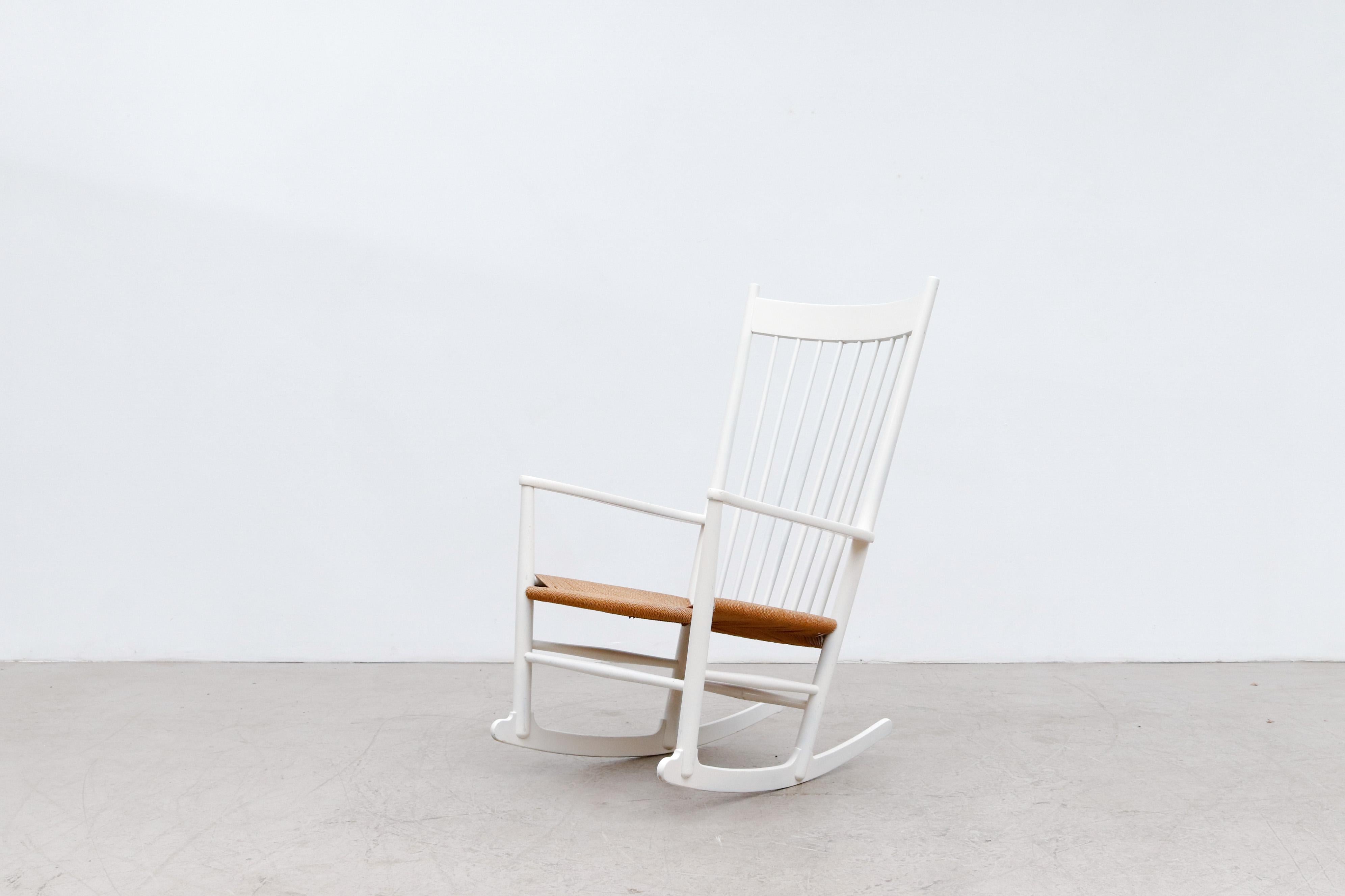 Magnifique fauteuil à bascule laqué blanc du milieu du siècle, conçu par Hans Wegner, avec assise en corde tressée. L'intérêt précoce de Wegner pour le rocking-chair en tant qu'objet de design est illustré par J16, l'une des premières chaises qu'il