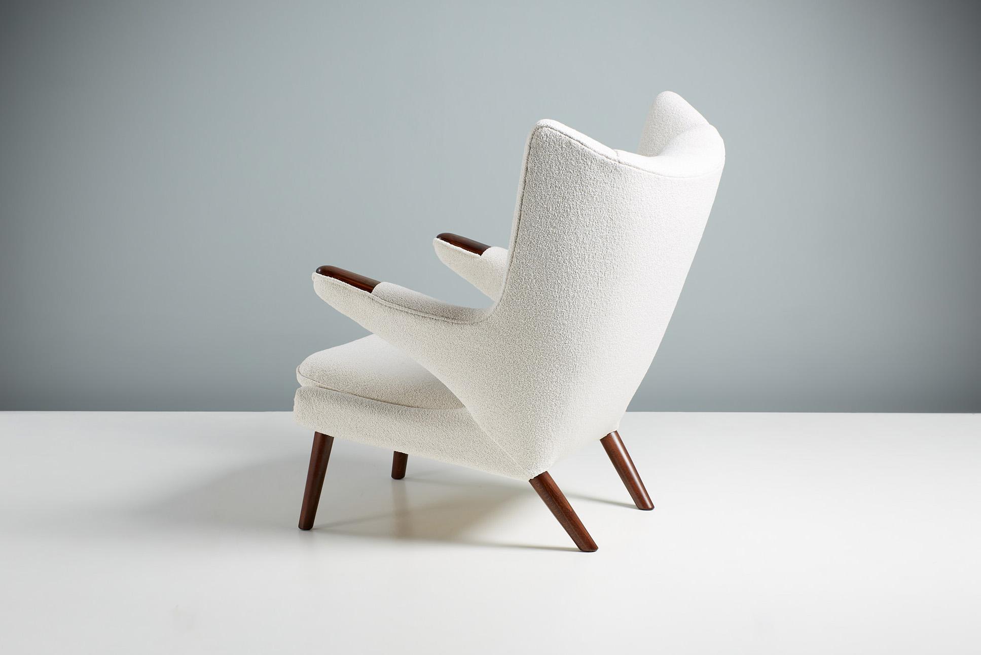 Hans Wegner Papa-Bär-Stuhl aus Rosenholz mit Boucle-Stoff (Skandinavische Moderne) im Angebot