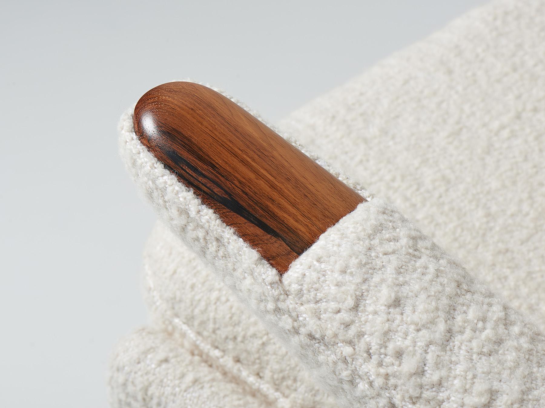 Hans Wegner Rosewood Papa Bear Chair in Off-White Fabric In Excellent Condition For Sale In London, England