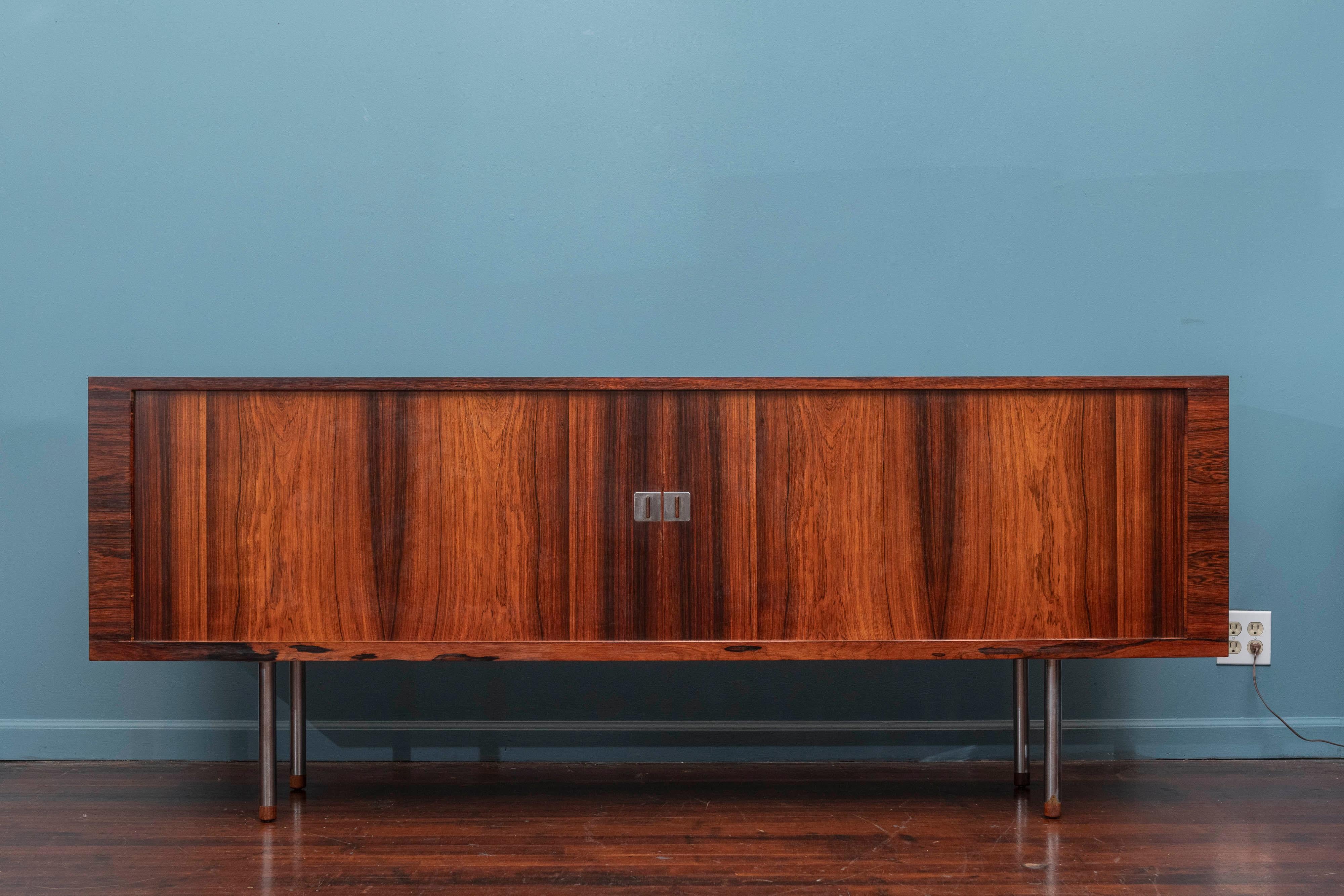Hans J. Wegner design rosewood President credenza, Model RY-25 for Ry Mobler. Rare and impressive looking credenza by the master of Danish furniture Hans J. Wegner. High quality construction and materials executed in a Brazilian rosewood case and a