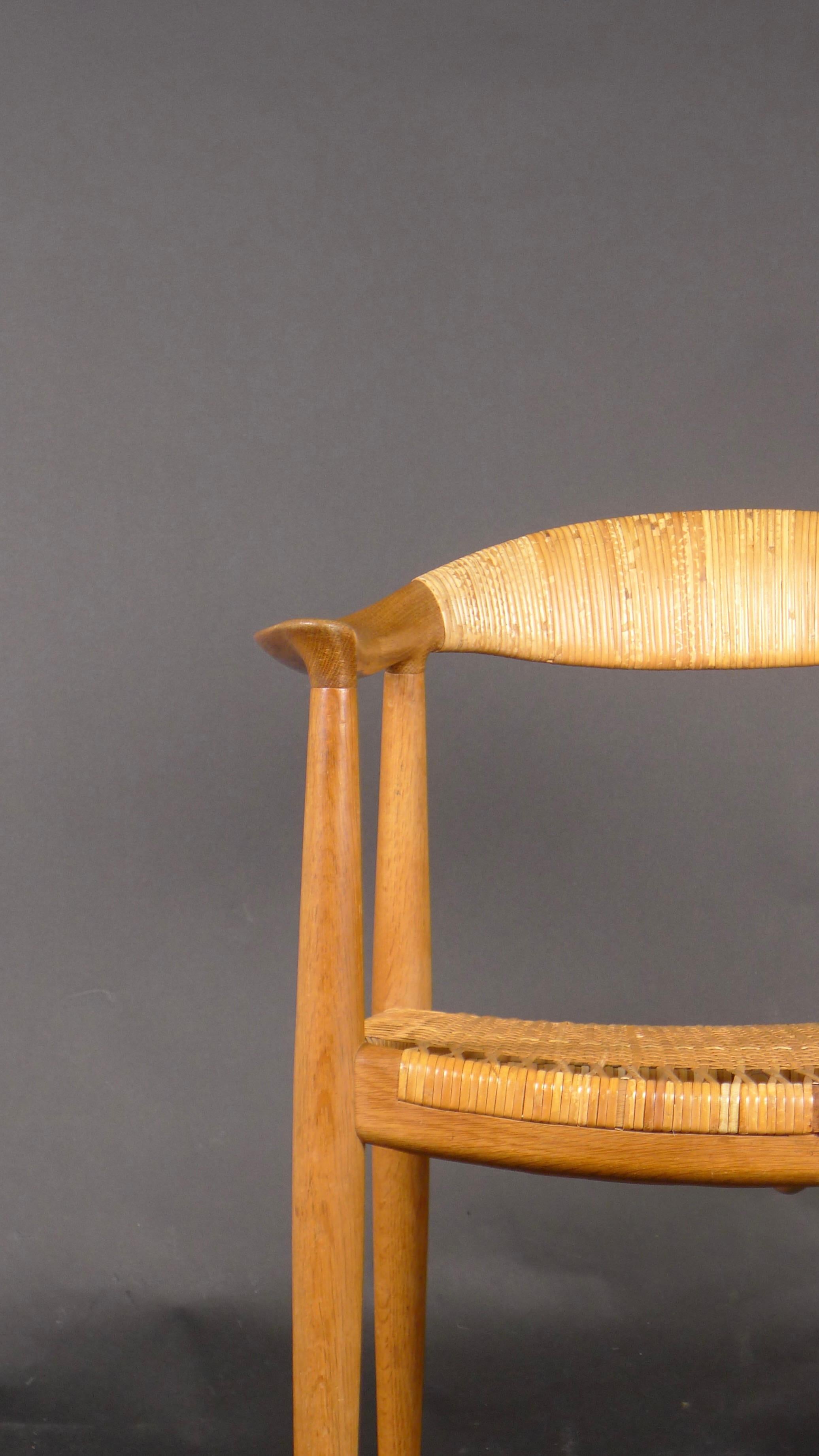 Mid-Century Modern Hans Wegner, Round Chair JH501, oak and cane, made by Johannes Hansen For Sale