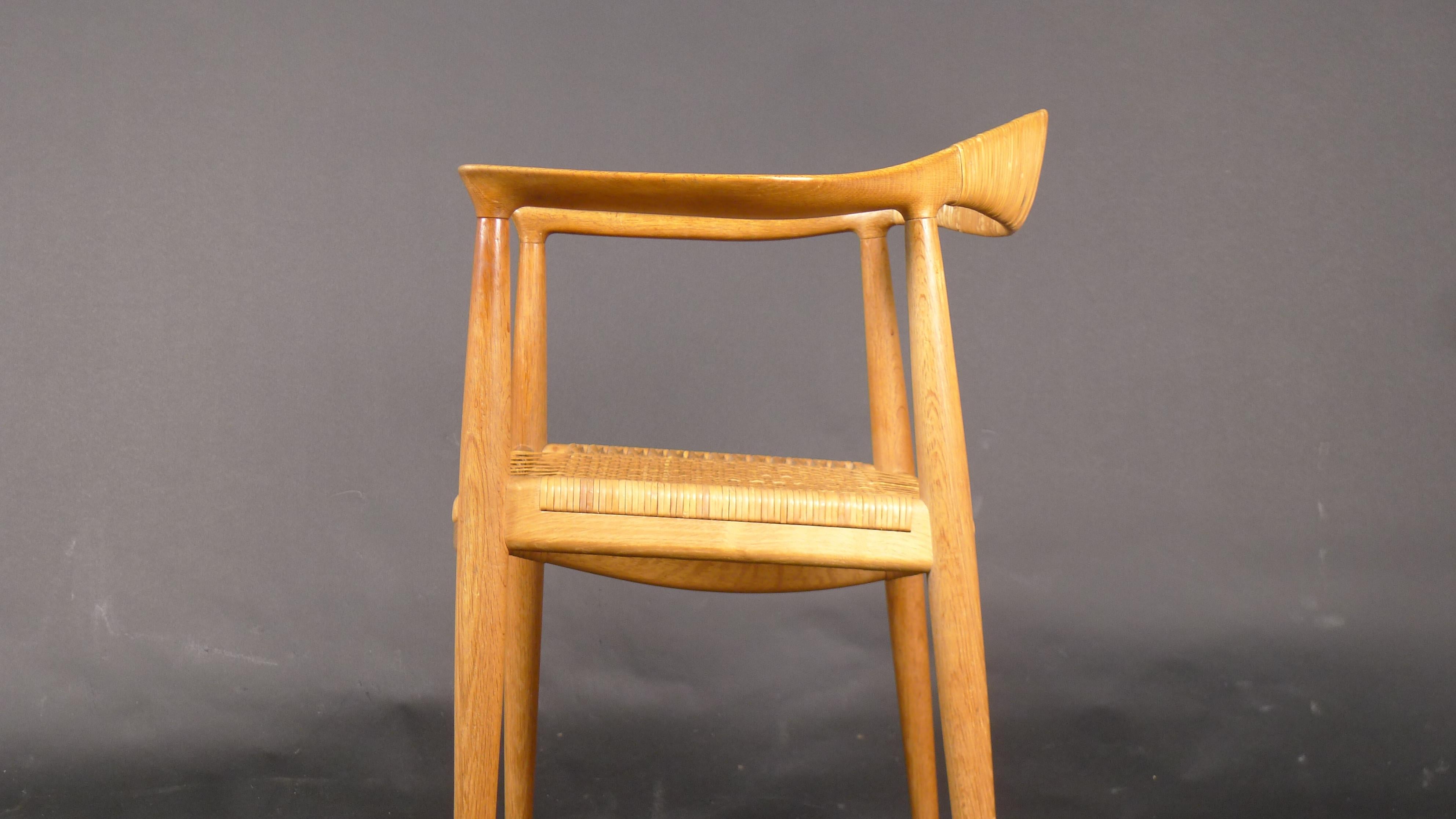 Milieu du XXe siècle Hans Wegner, Chaise ronde JH501, chêne et rotin, fabriqué par Johannes Hansen en vente