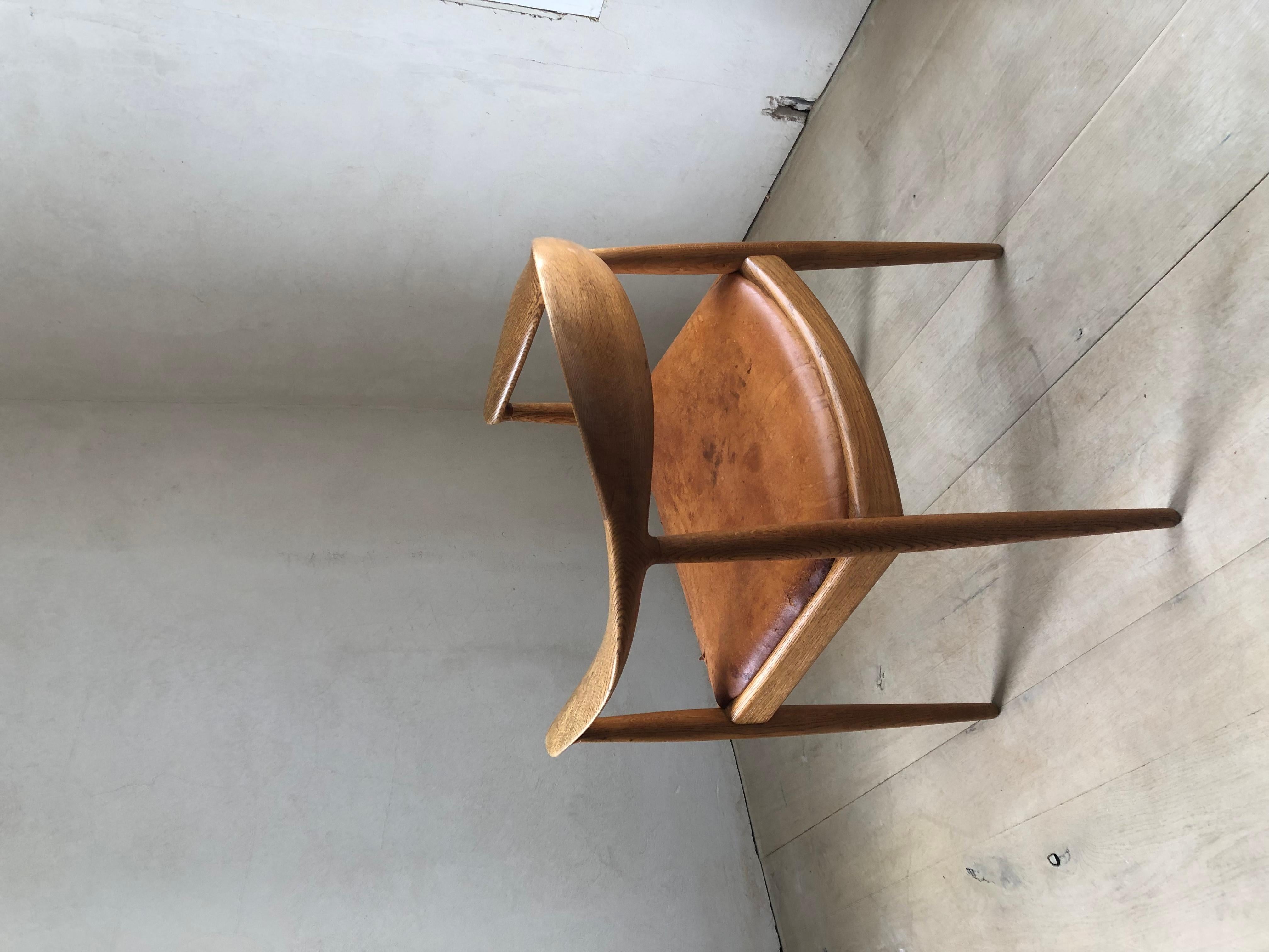 Hans Wegner Round Chair of Oak and Patinated Cognac Leather For Sale 3