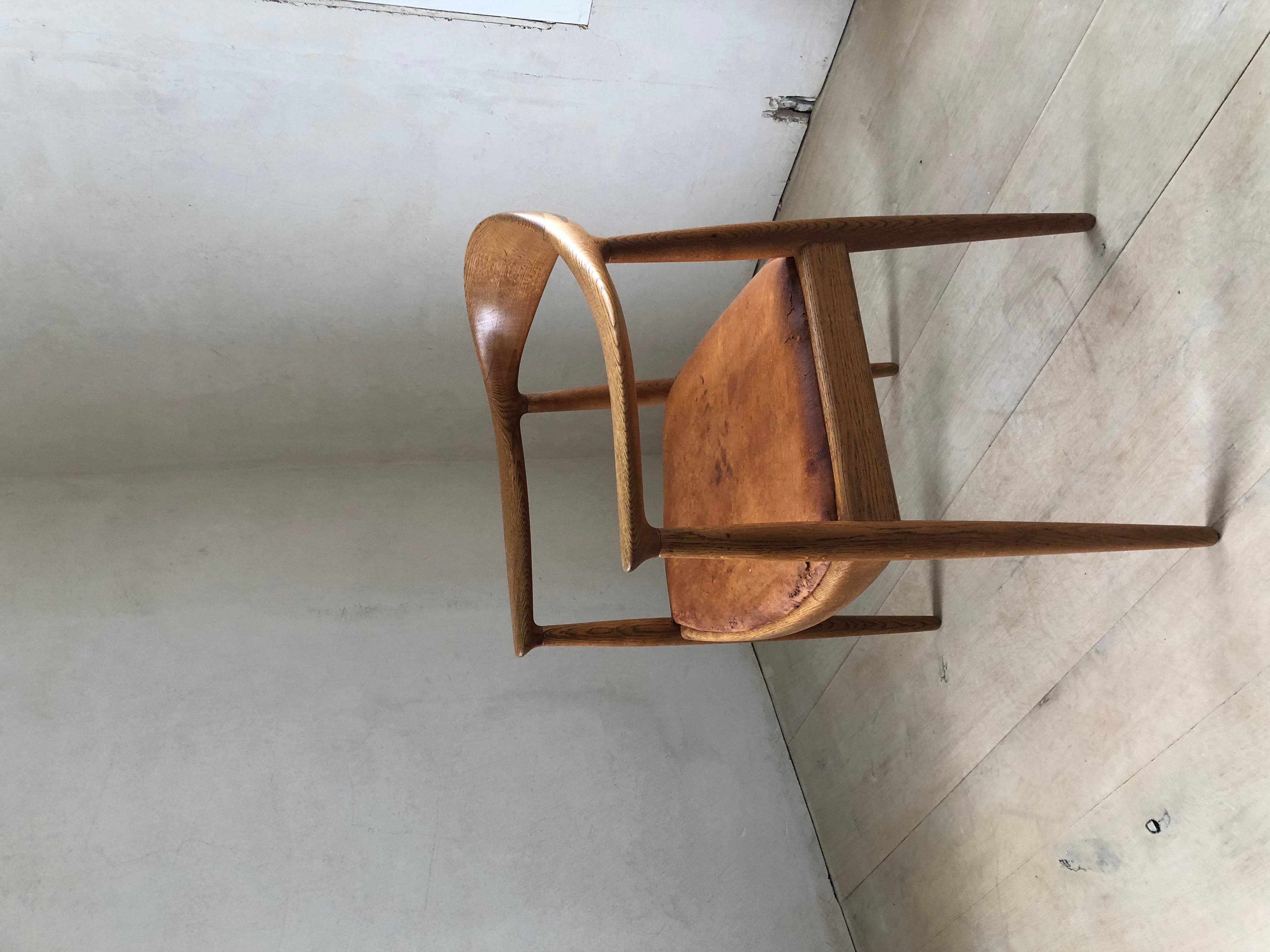 Hans Wegner Round Chair of Oak and Patinated Cognac Leather For Sale 6