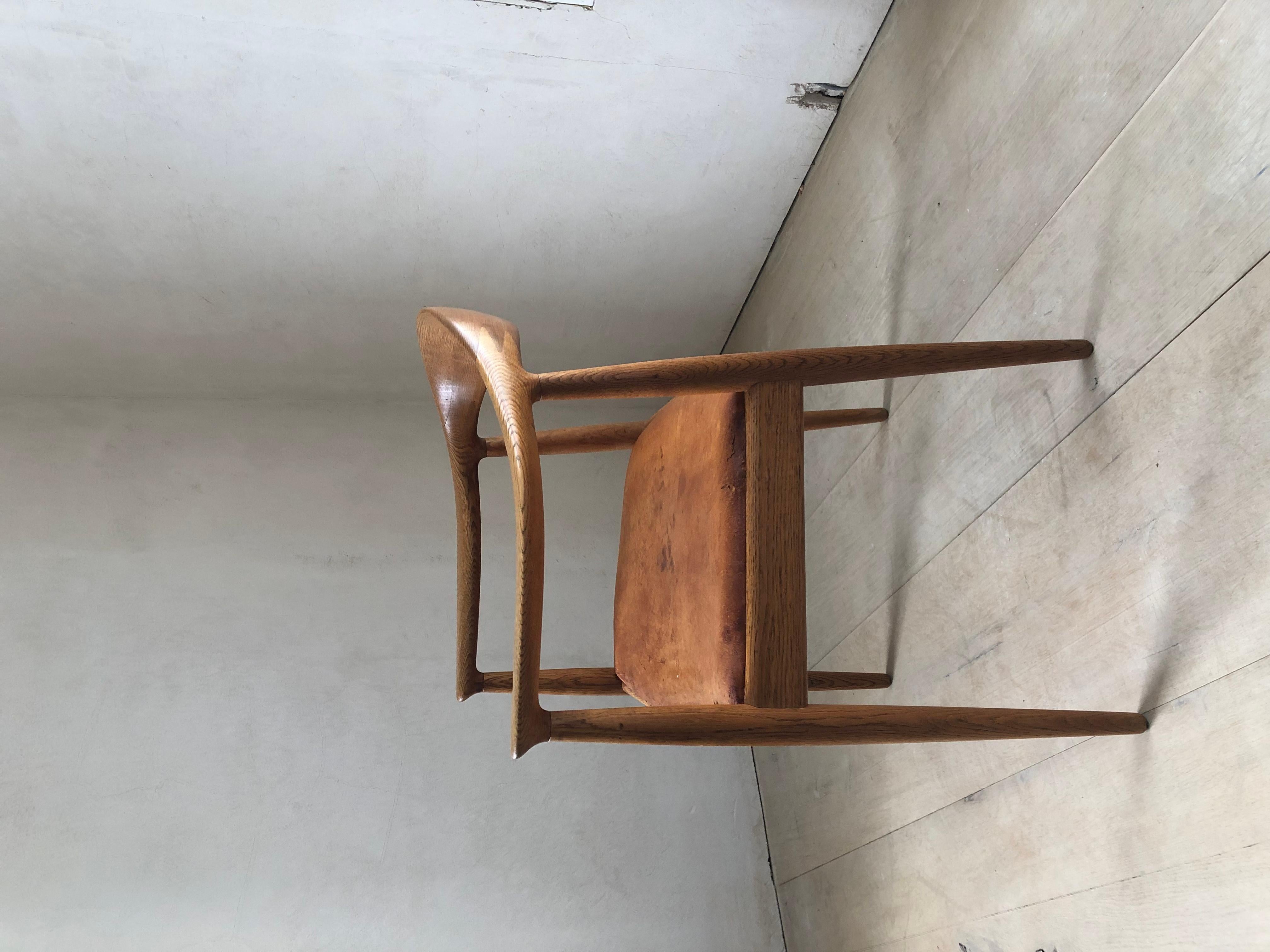 Hans Wegner Round Chair of Oak and Patinated Cognac Leather For Sale 5