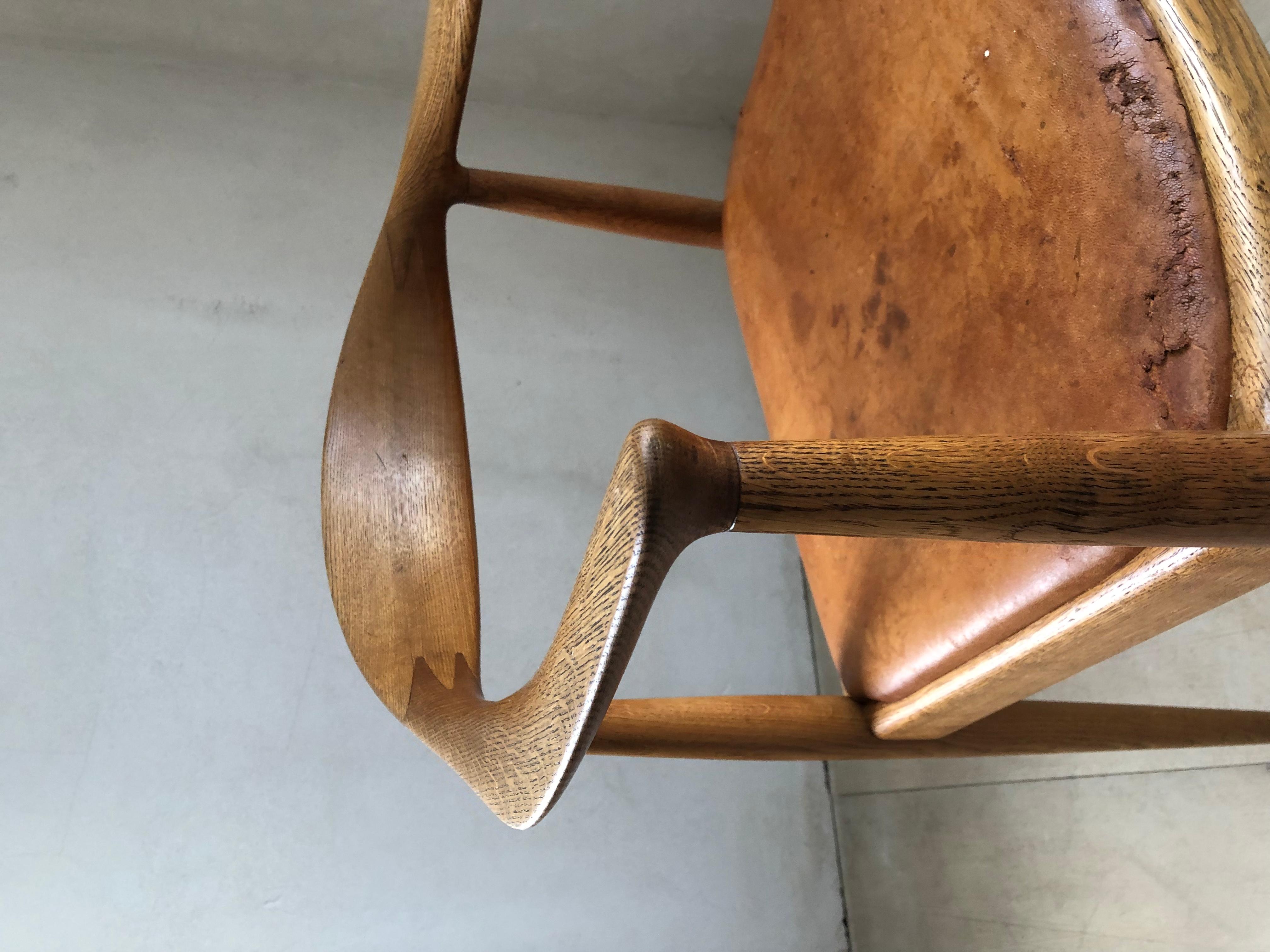 Hans Wegner Round Chair of Oak and Patinated Cognac Leather For Sale 9