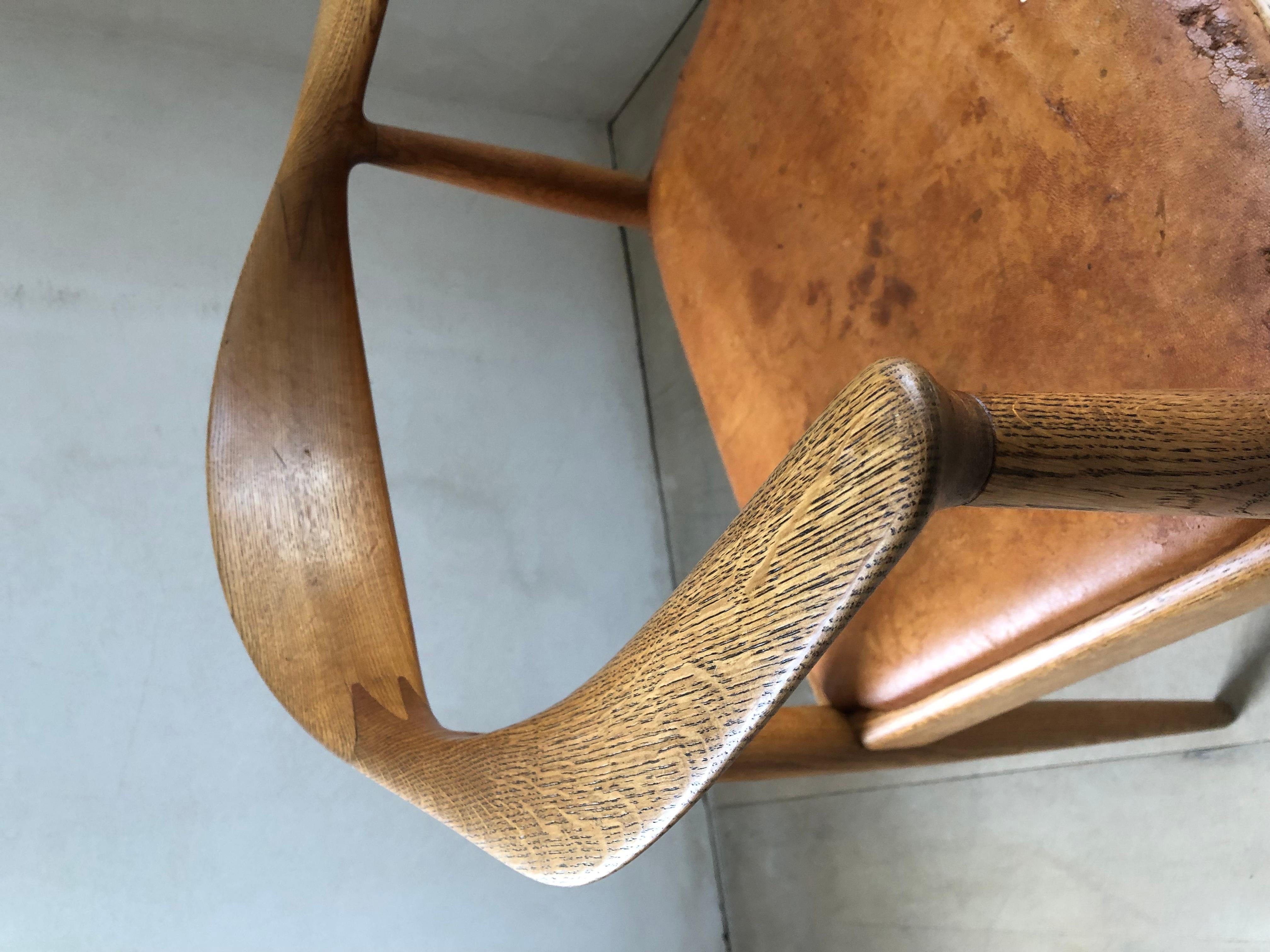 Hans Wegner Round Chair of Oak and Patinated Cognac Leather For Sale 10