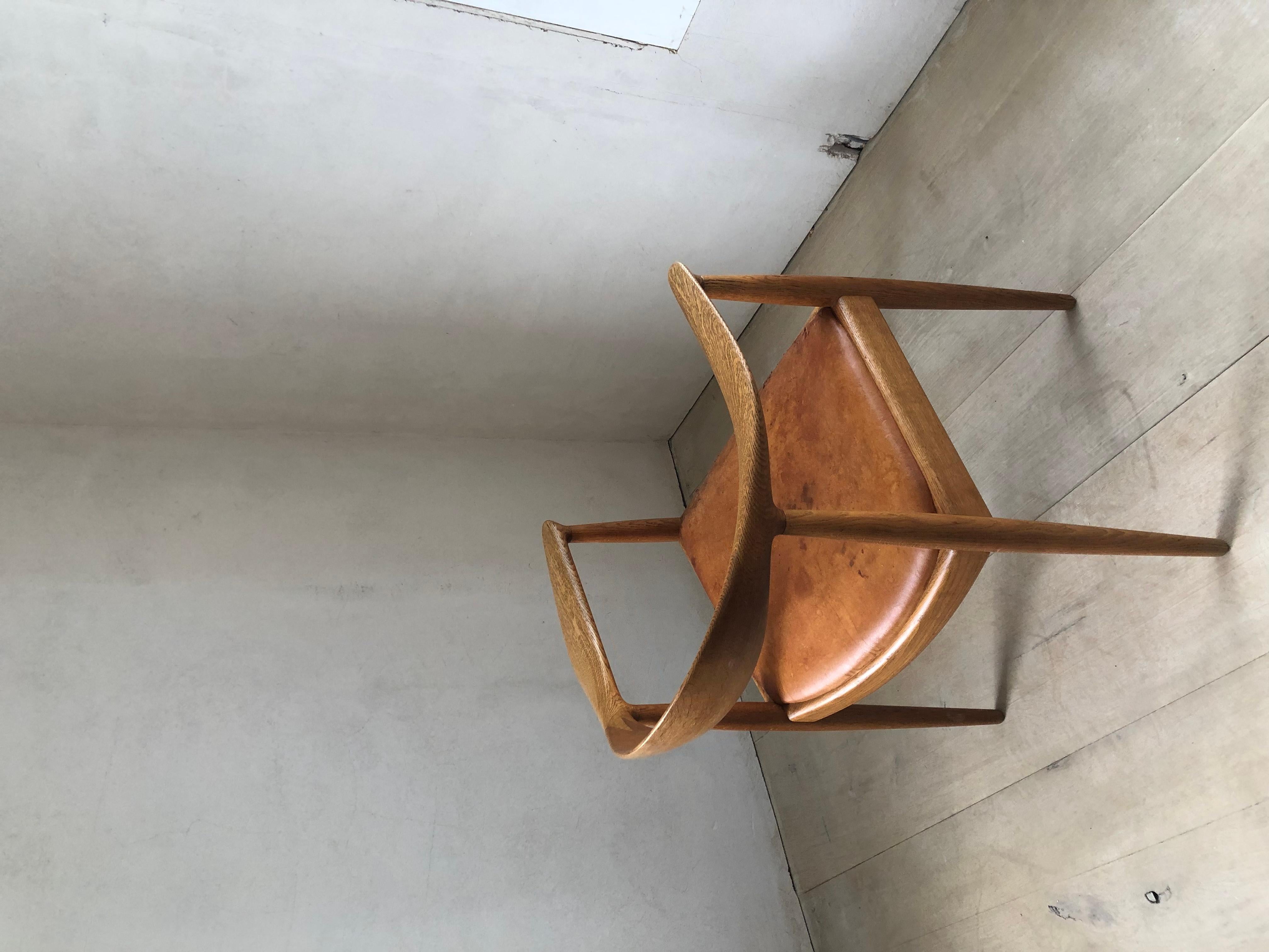 Hans Wegner Round Chair of Oak and Patinated Cognac Leather For Sale 11