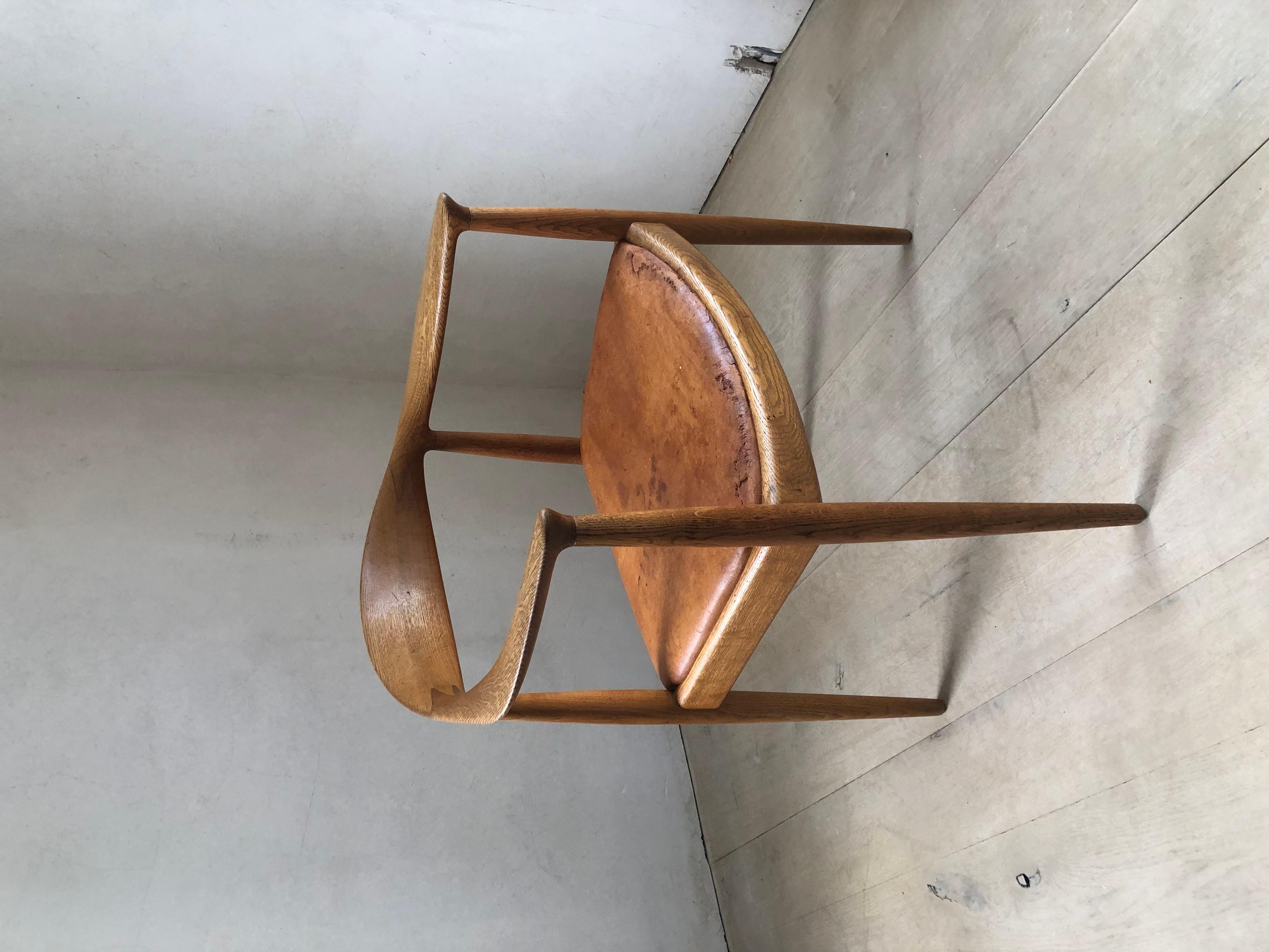 Hans Wegner Round Chair of Oak and Patinated Cognac Leather For Sale 12