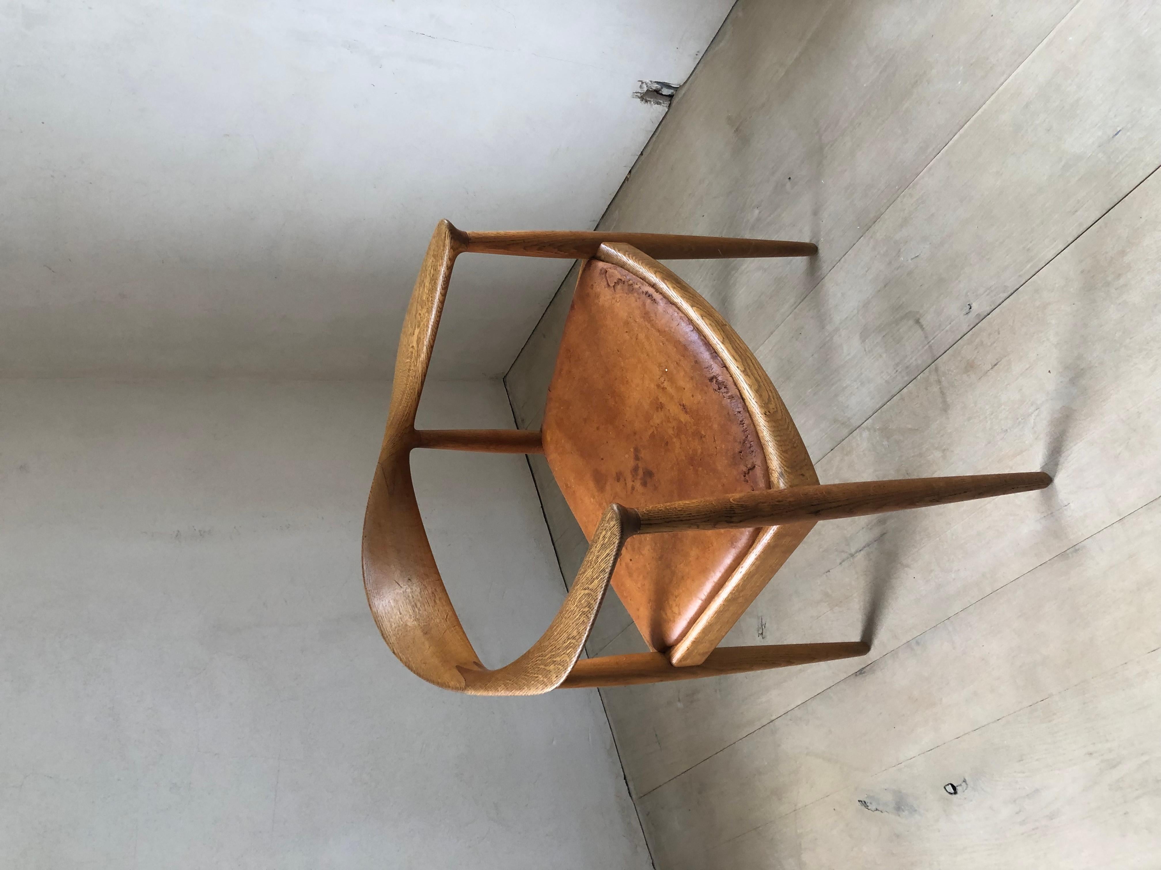 Hans Wegner Round Chair of Oak and Patinated Cognac Leather For Sale 13