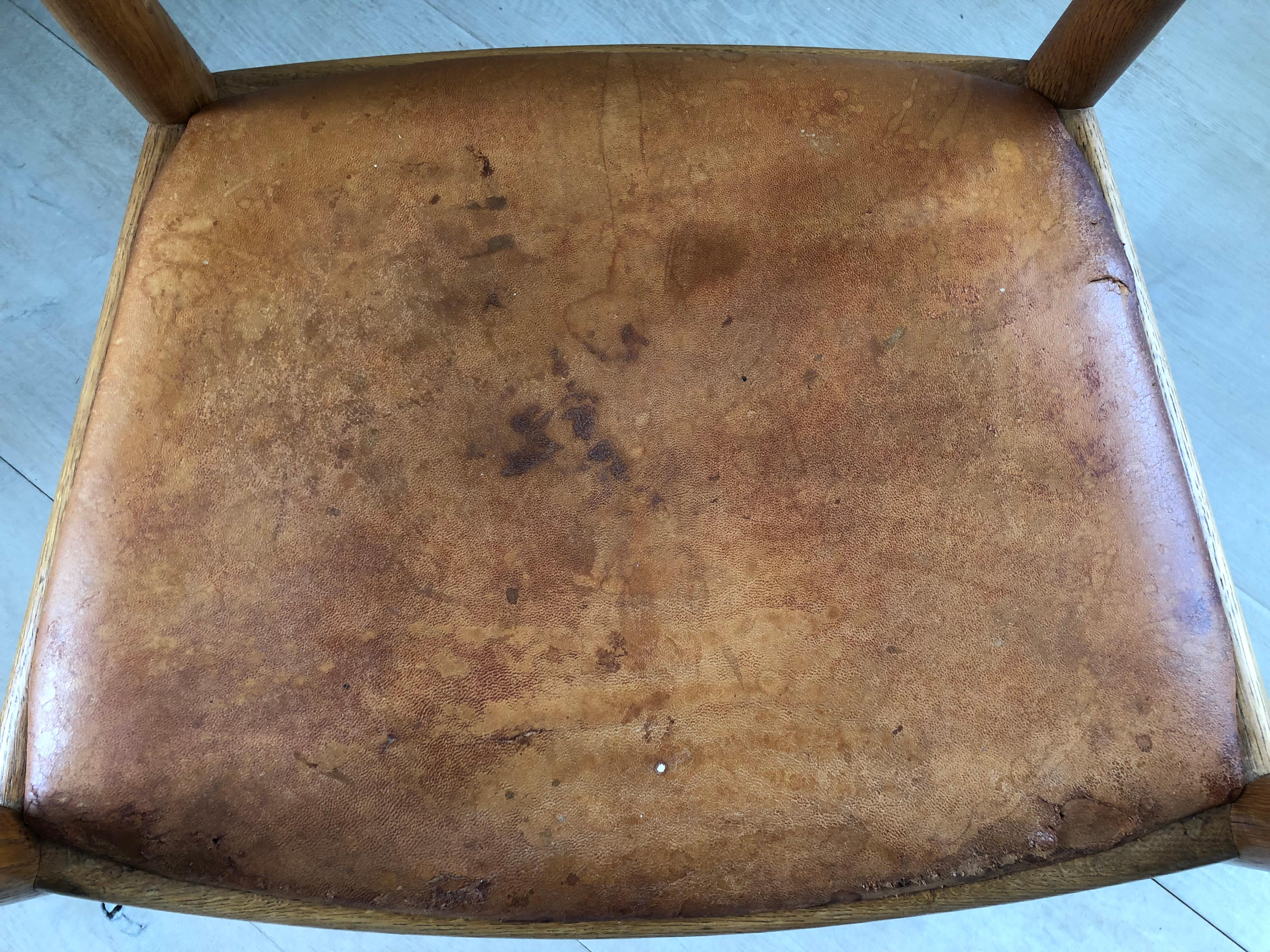Hans Wegner Round Chair of Oak and Patinated Cognac Leather In Fair Condition For Sale In London, GB