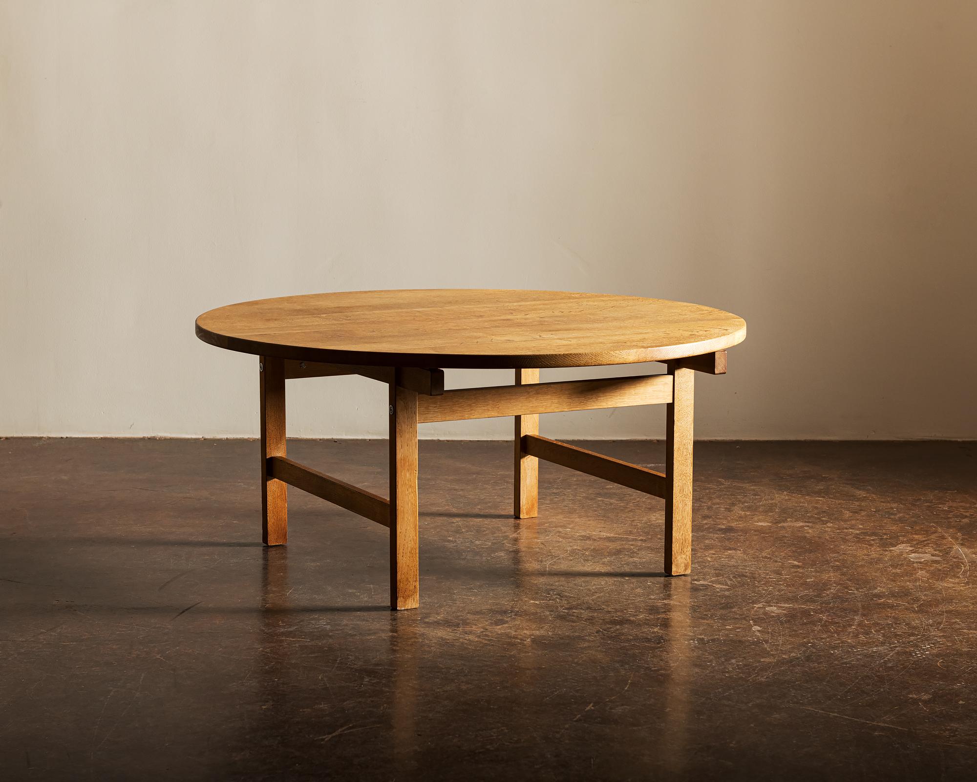 A handsome round coffee table by Wegner for Andreas Tuck in oak with a golden patina. Denmark, 1960s.