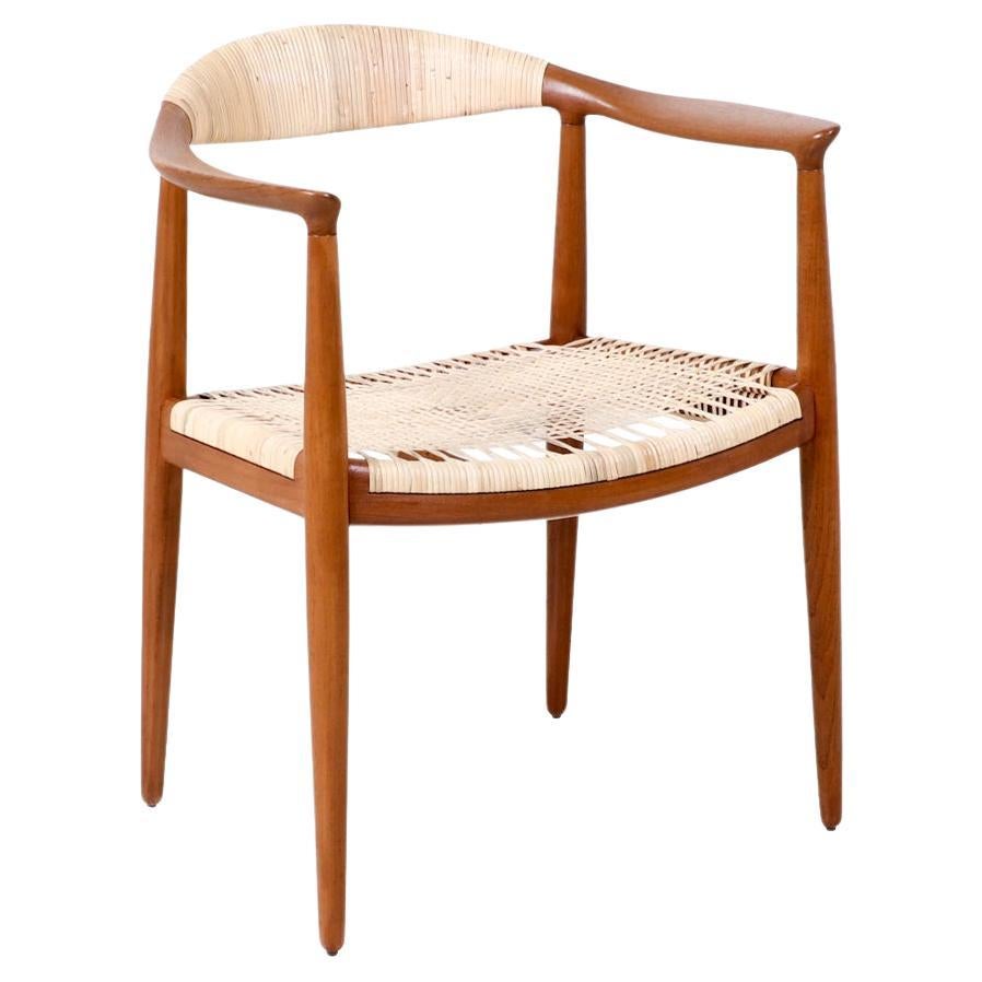 Fauteuil "Round" en teck et rotin restauré de manière experte par Hans Wegner pour Johannes Hansen  en vente