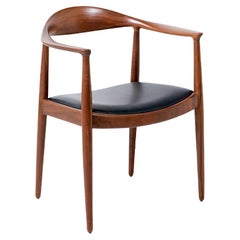 Hans Wegner: Sessel „Round“ aus Nussbaum und Leder für Johannes Hansen