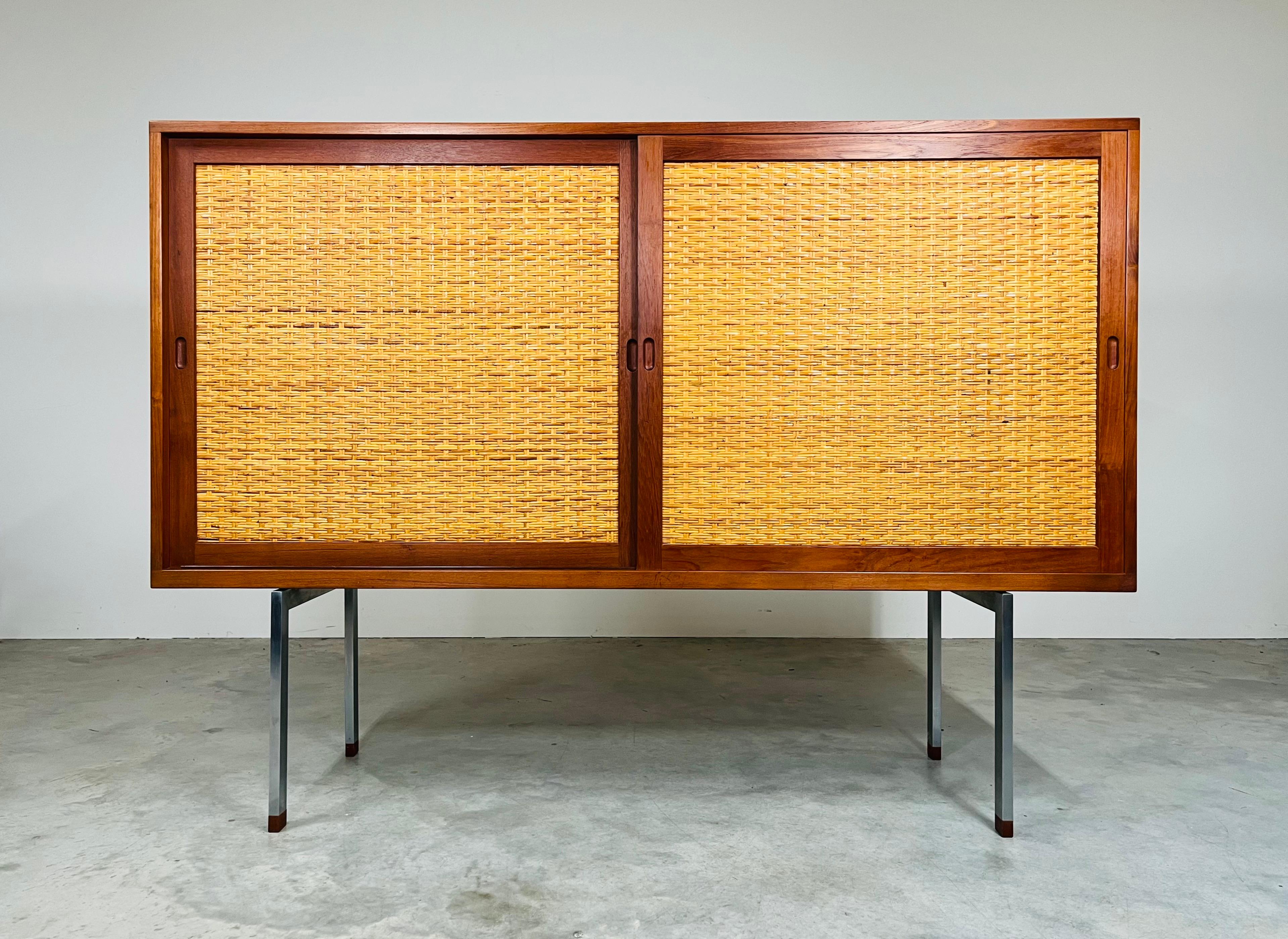 Une planche haute exceptionnellement rare, modèle RY-33, conçue par Hans J. Wegner pour Ry Mobler. Coffret en teck avec intérieur détaillé en chêne comprenant 4 étagères réglables à gauche, 3 étagères de canter et 6 tiroirs réglables à droite