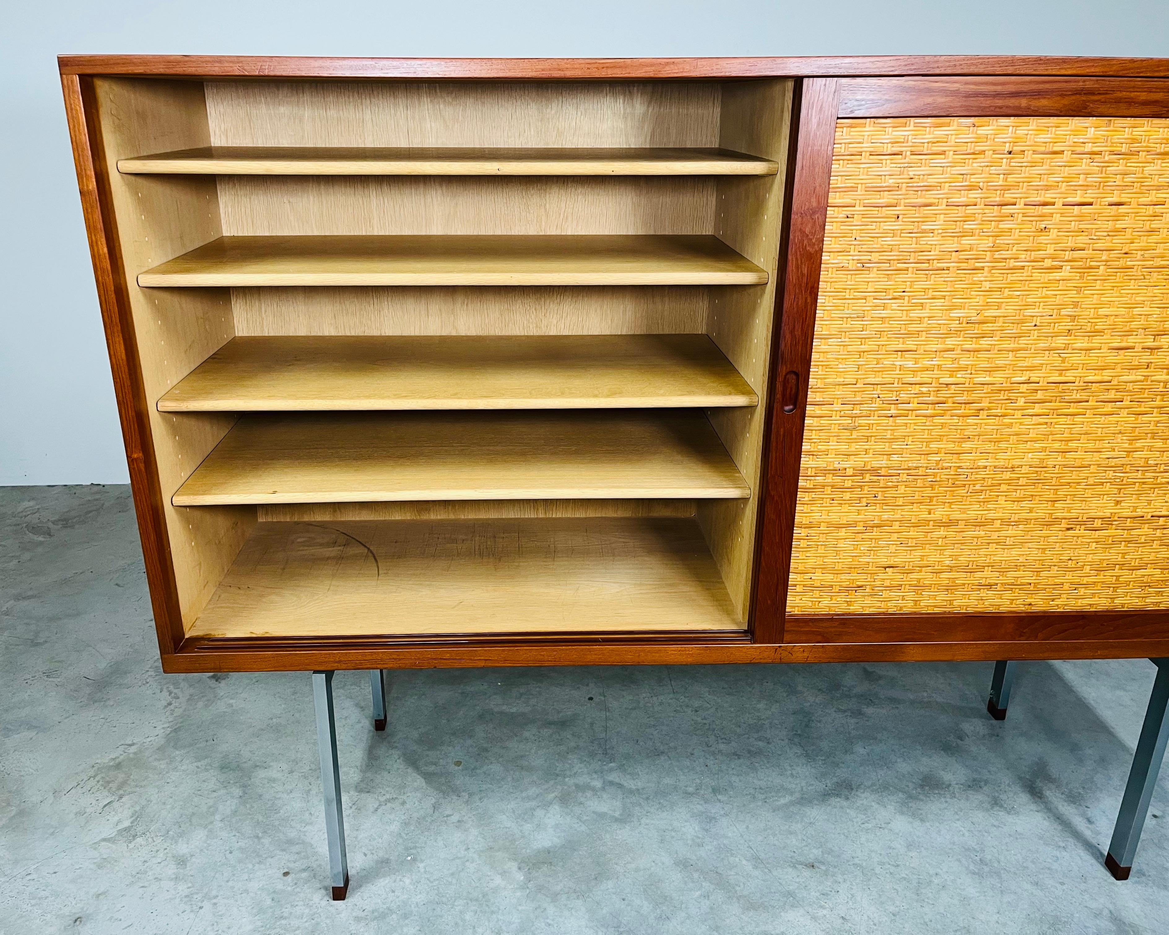 Scandinave moderne Hans Wegner - RY-33 - Buffet en teck, acier, Oak Oak et rotin - Danemark années 1960 en vente