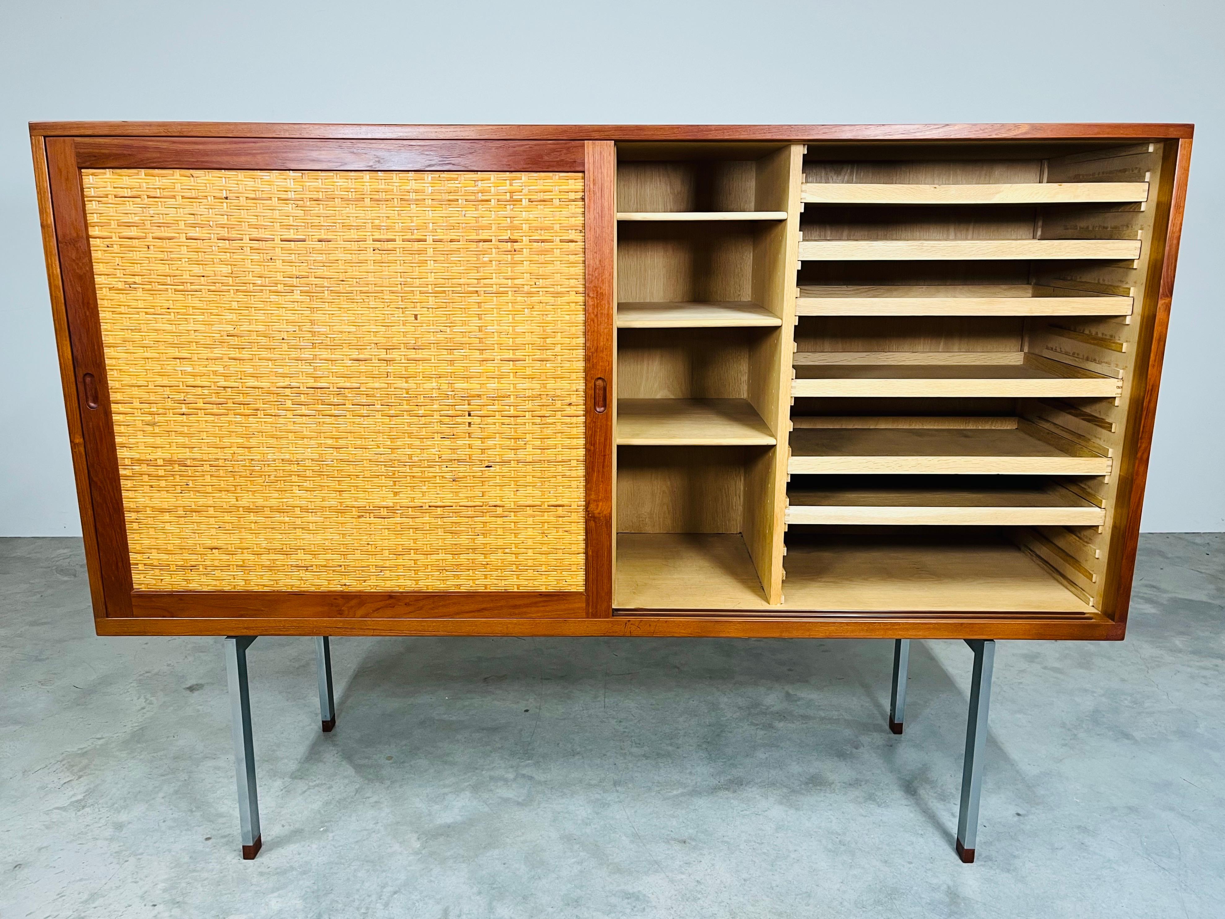 Danois Hans Wegner - RY-33 - Buffet en teck, acier, Oak Oak et rotin - Danemark années 1960 en vente
