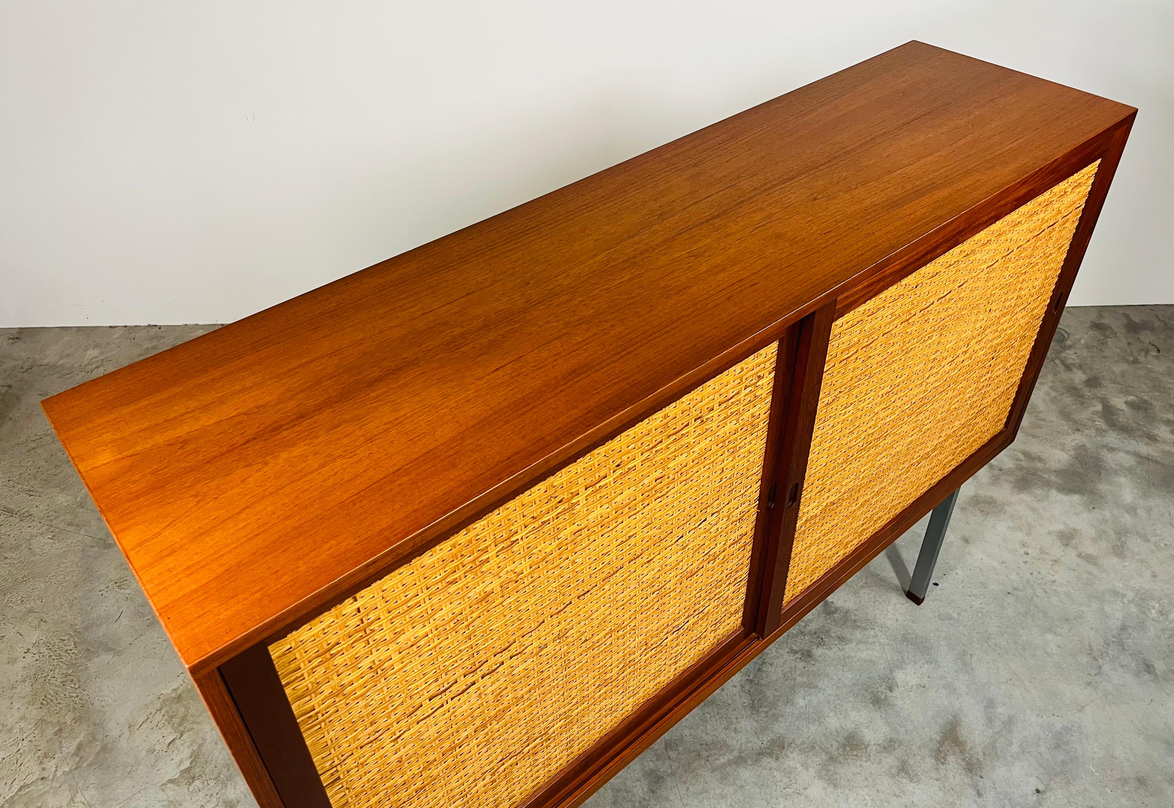 Sculpté à la main Hans Wegner - RY-33 - Buffet en teck, acier, Oak Oak et rotin - Danemark années 1960 en vente
