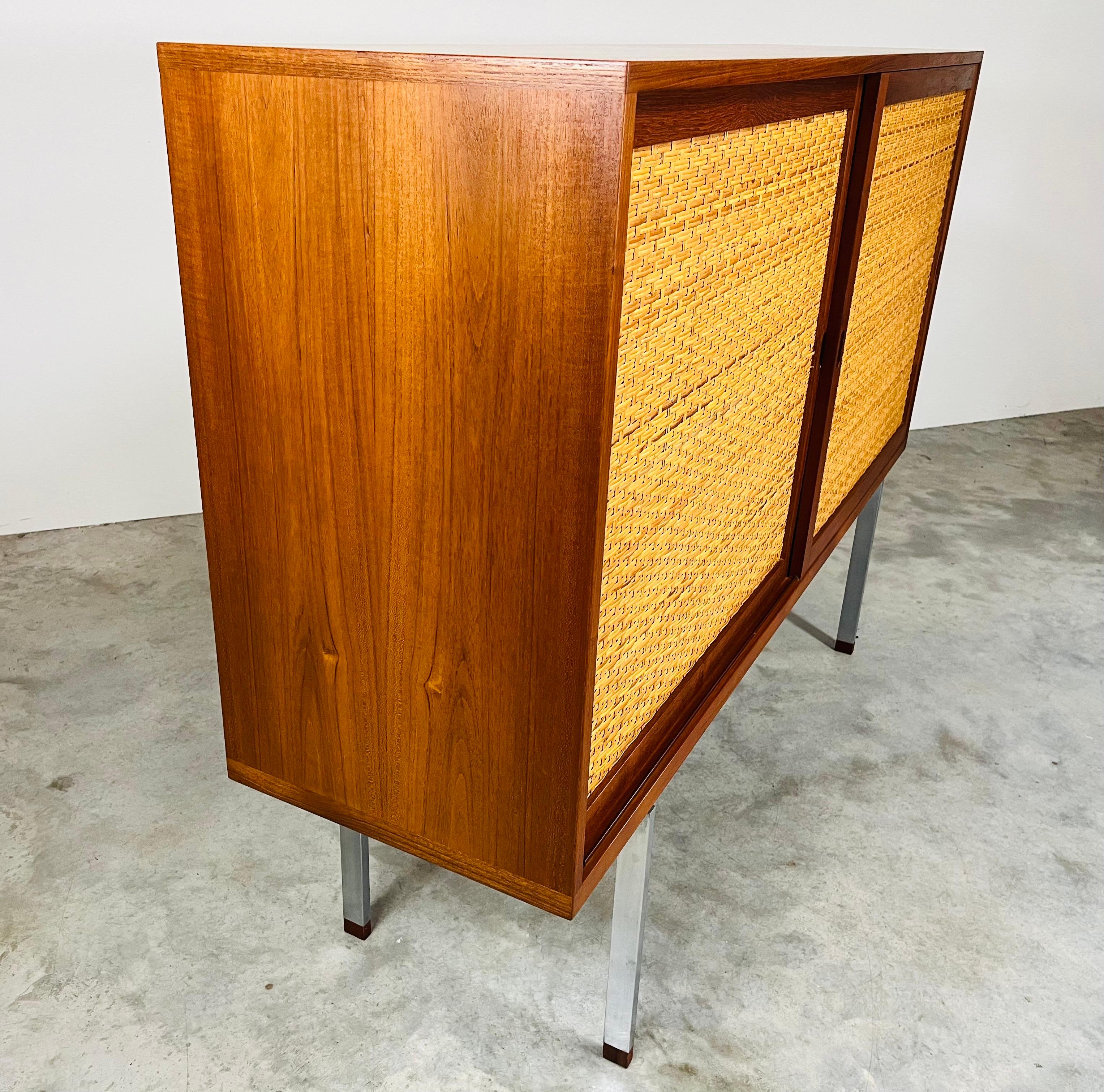 20ième siècle Hans Wegner - RY-33 - Buffet en teck, acier, Oak Oak et rotin - Danemark années 1960 en vente