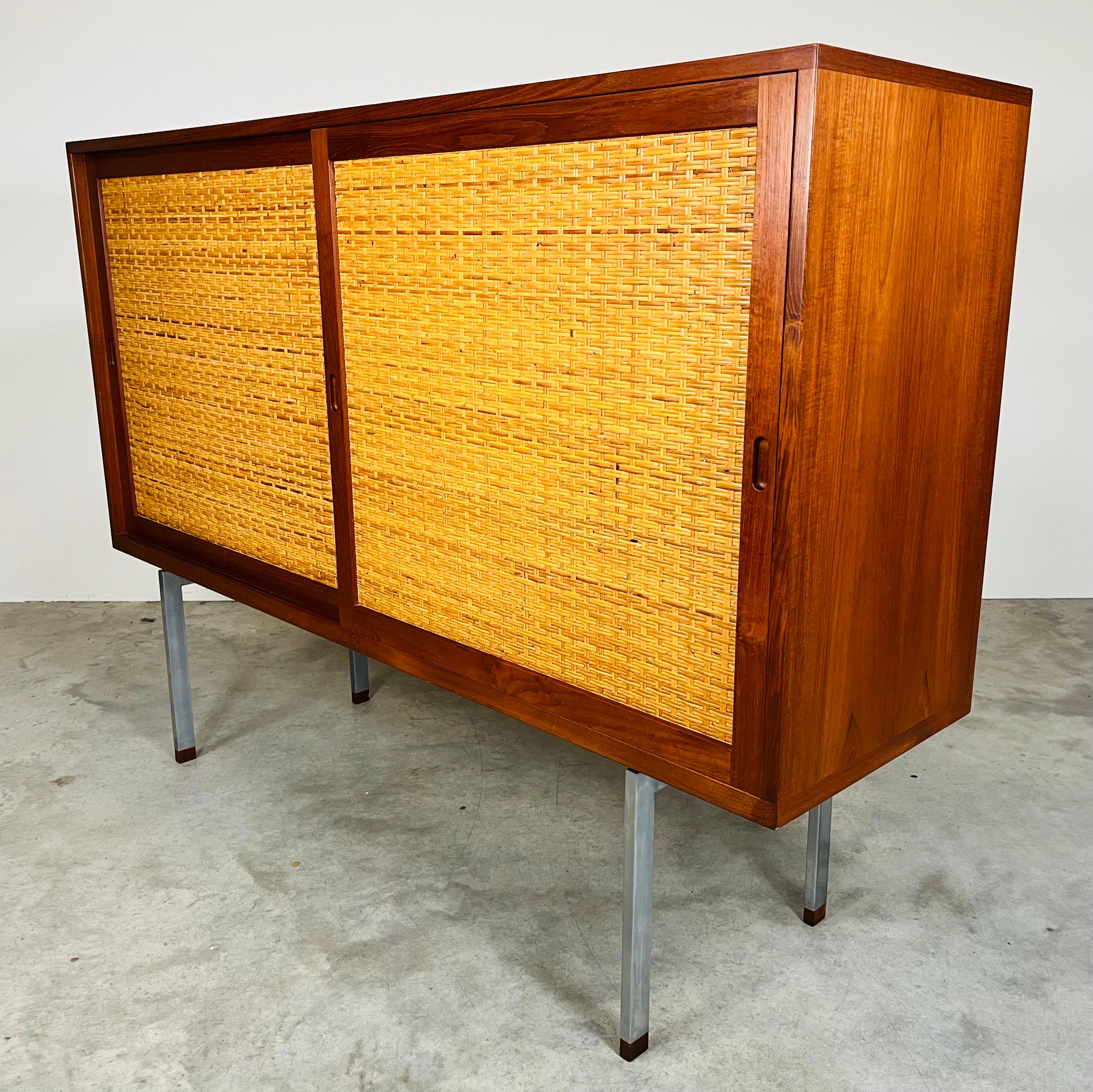 Acier inoxydable Hans Wegner - RY-33 - Buffet en teck, acier, Oak Oak et rotin - Danemark années 1960 en vente