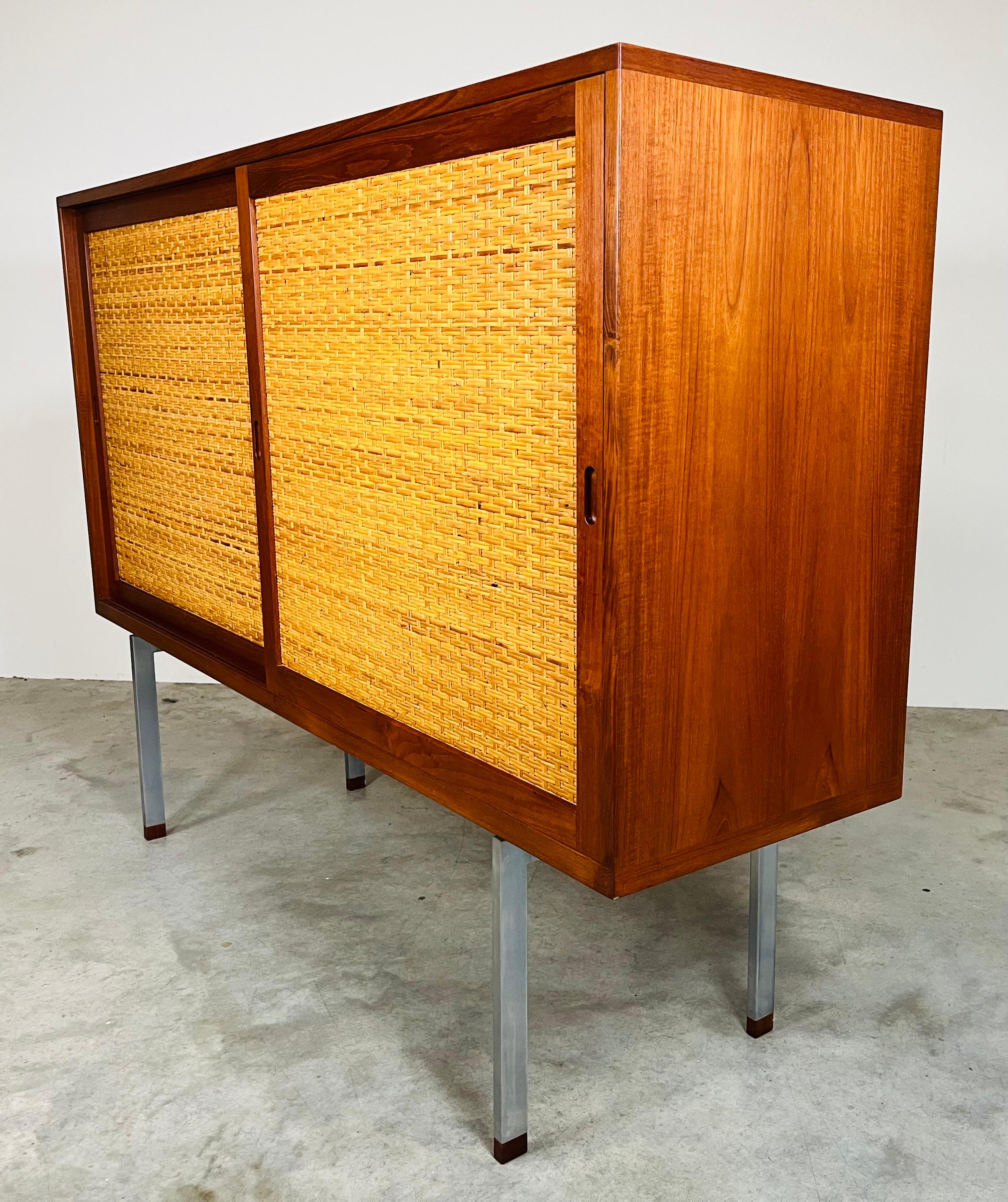 Hans Wegner - RY-33 - Buffet en teck, acier, Oak Oak et rotin - Danemark années 1960 en vente 1