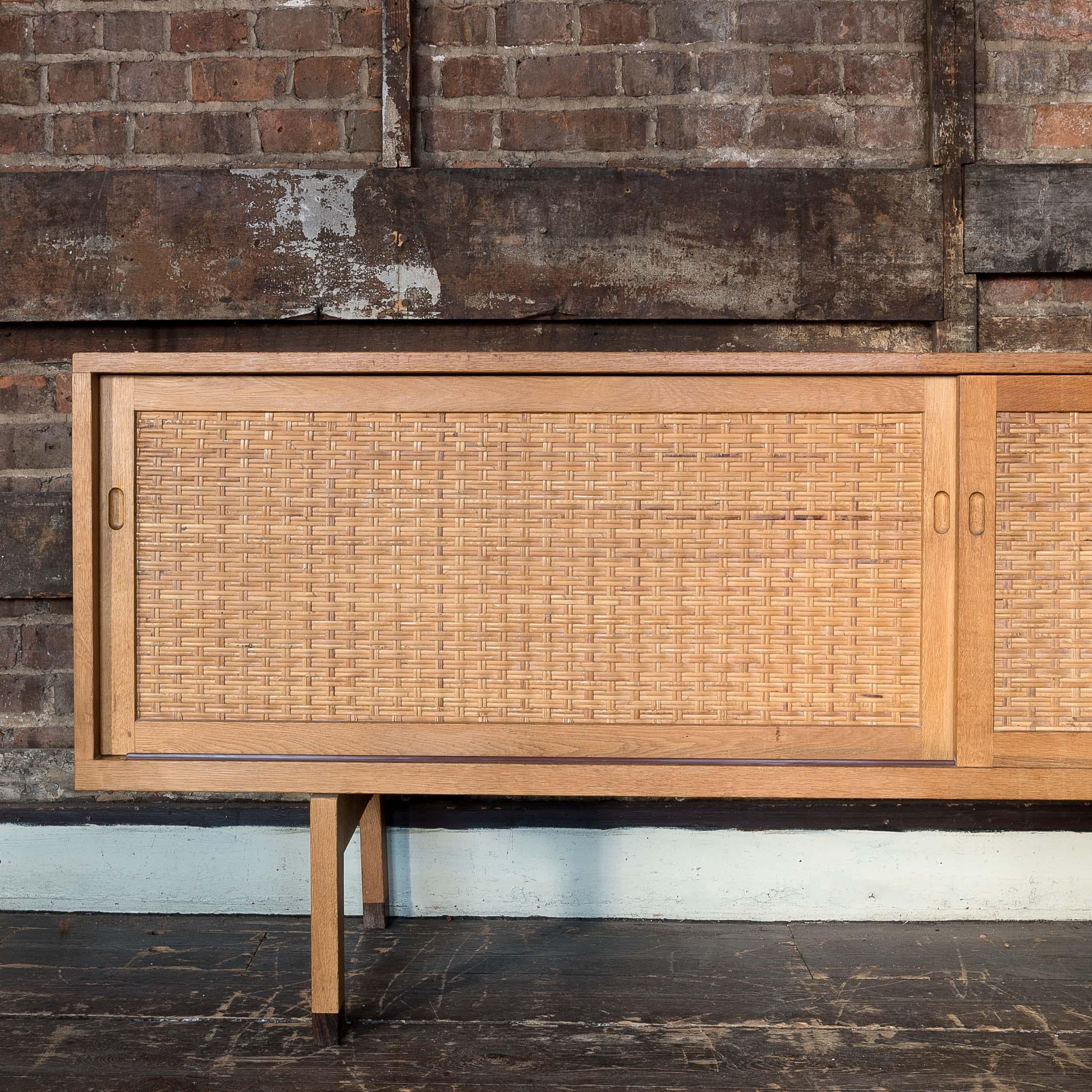 Hans Wegner RY26 Sideboard by RY Møbler In Good Condition For Sale In London, GB