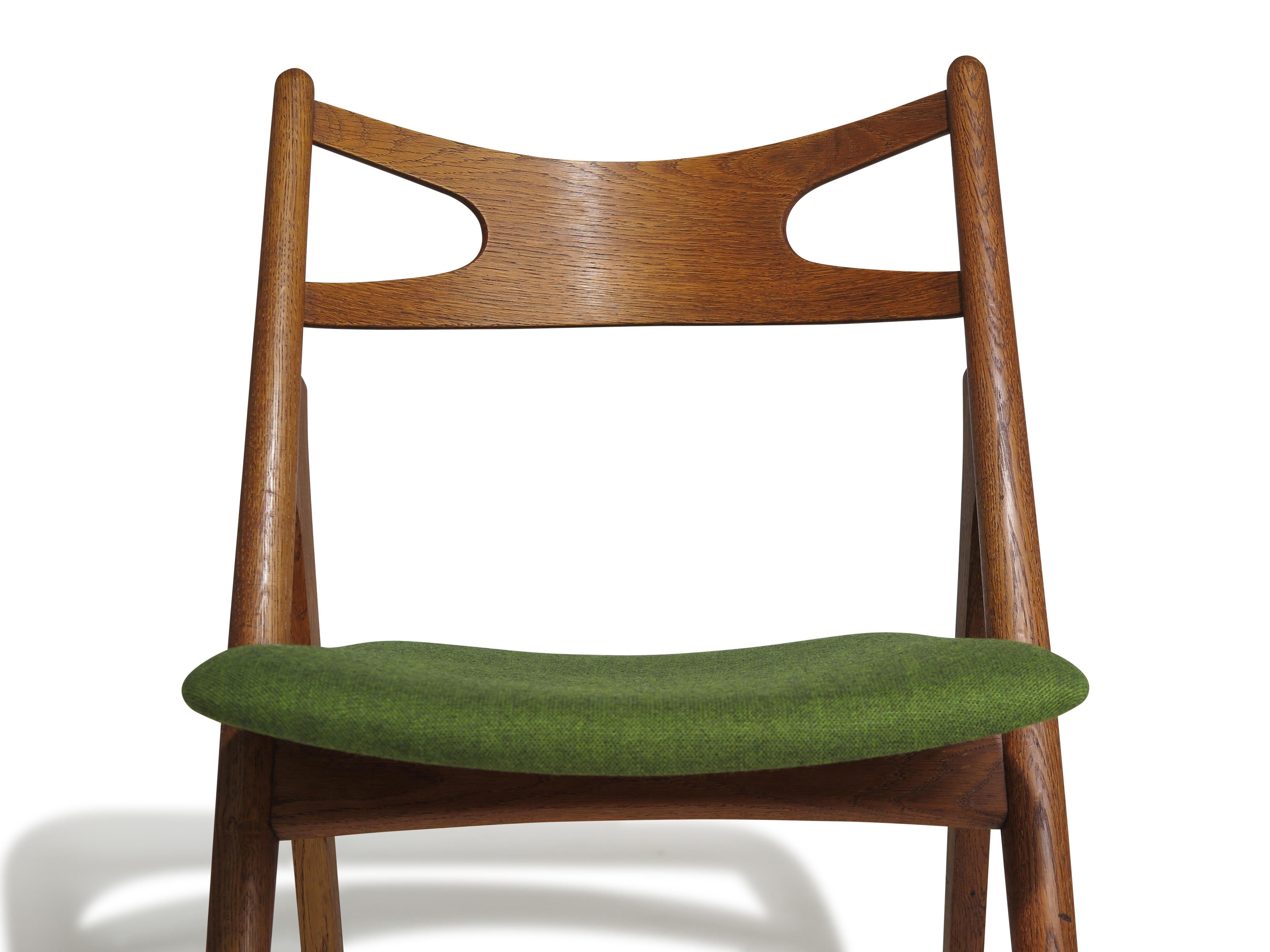 Disegnata nel 1952 per Carl Hansen & Søn, la sedia da pranzo CH29 presenta una struttura ad A in rovere oliato con schienali in teak dolcemente curvati e sedili imbottiti di recente in lana verde. 

Misure 
L 20,50'' x P 19'' x H. 32''
Altezza della