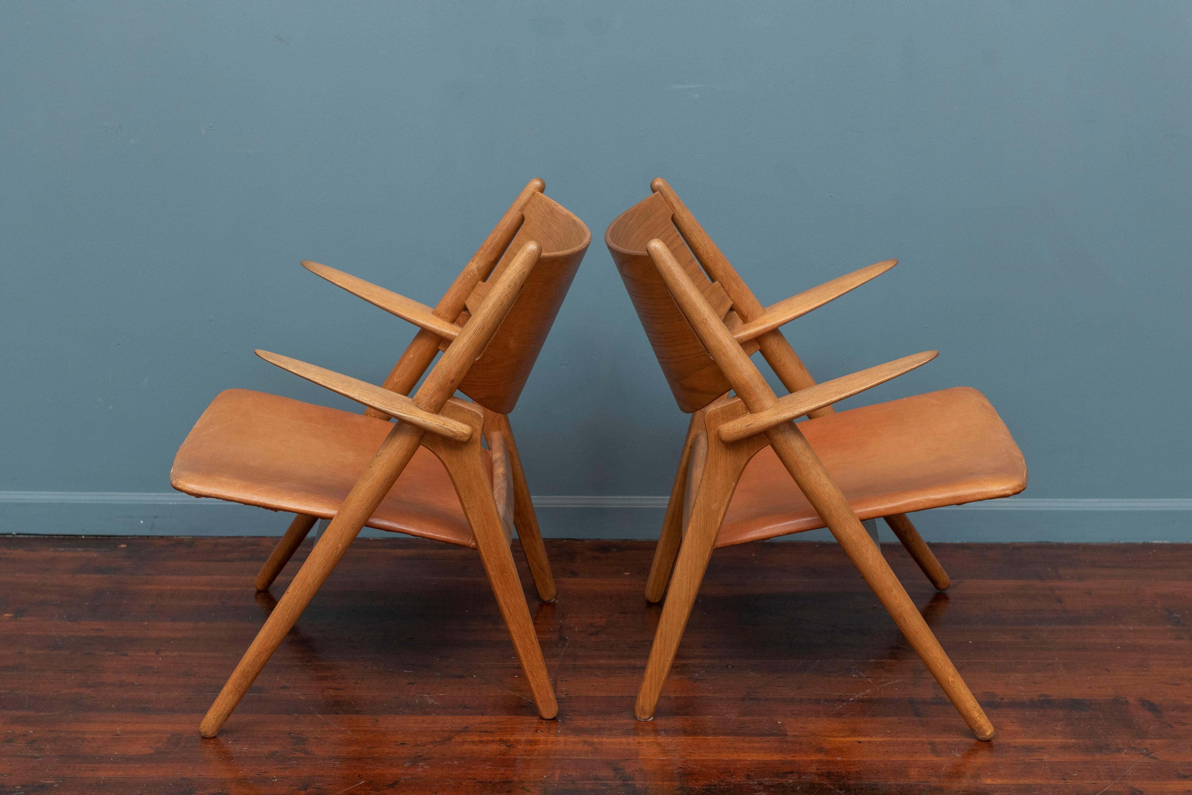 Hans Wegner Sawbuck lounge chairs, Model CH-28 for Carl Hanson & Son. Beautiful original pair of Sawbuck chairs in very good original condition, ready to install and enjoy.