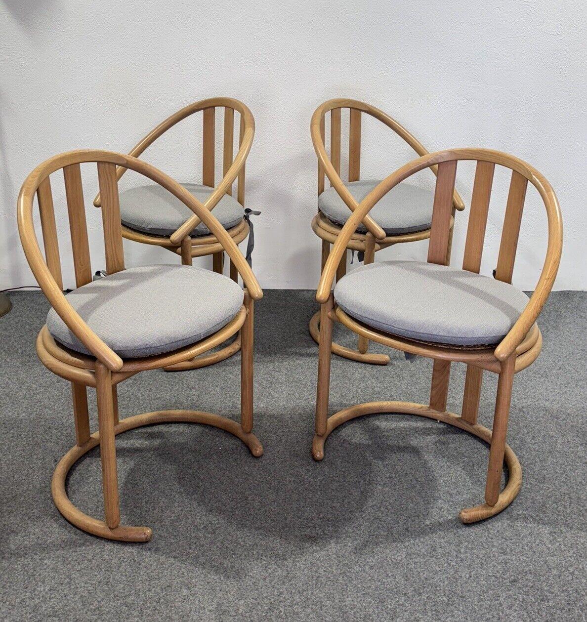 Nello stile di Hans Wegner Set Di 4 Steele Design 1960's Modernariato.

Struttura in legno curvo, seduta in paglia di Vienna.

L'articolo è in buone condizioni conservative, non vi è alcun difetto estetico o strutturale importante da segnalare, solo
