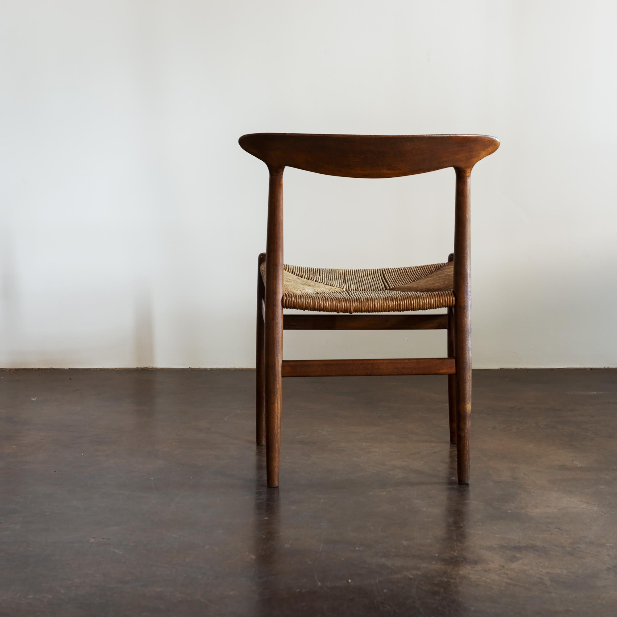 Hans Wegner Set of Four Model W2 Dining Chairs in Oak, Denmark, 1950s In Good Condition In Sylacauga, AL