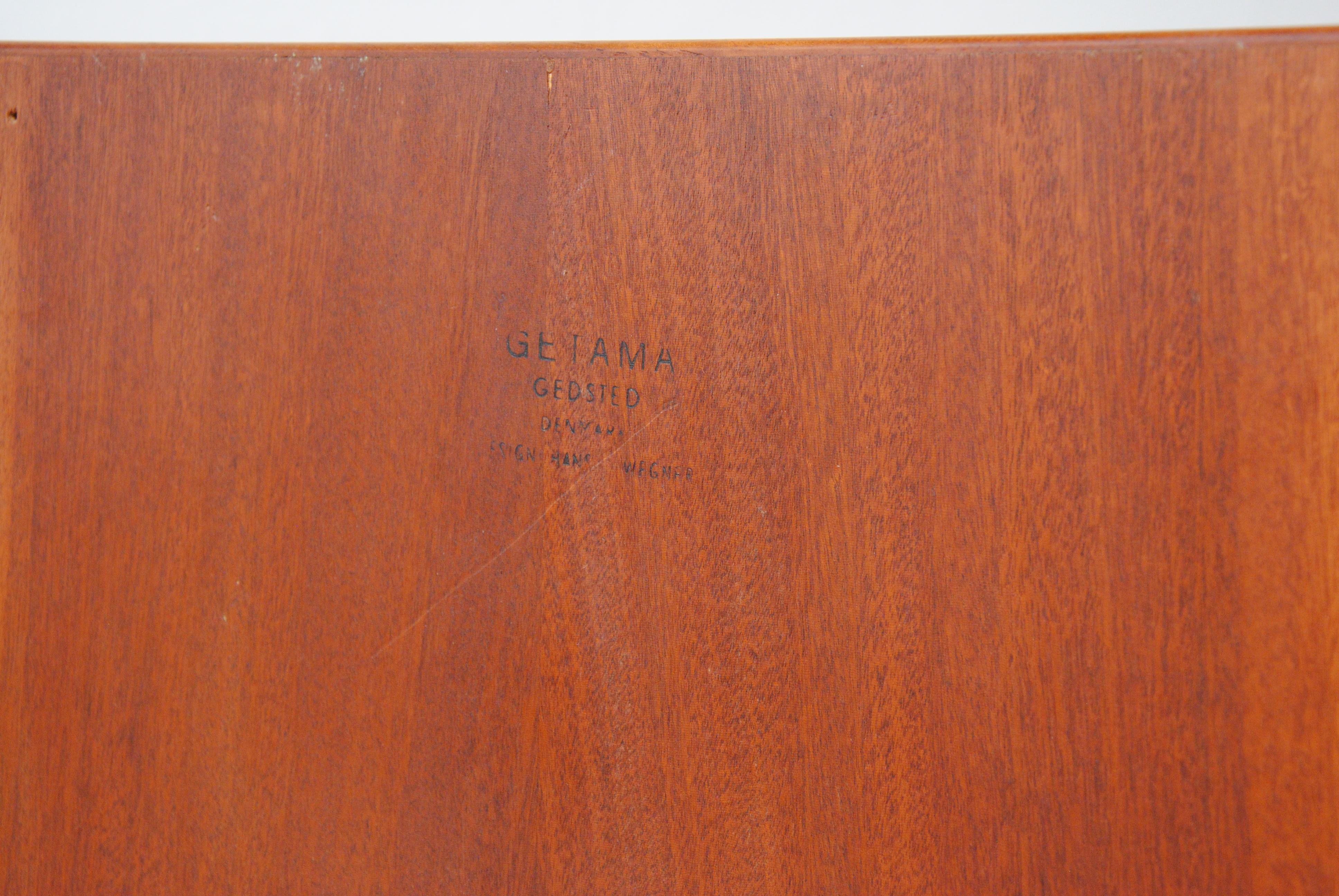 Ensemble de tables de nuit flottantes restaurées en teck et verre de Hans Wegner par GETAMA en vente 1