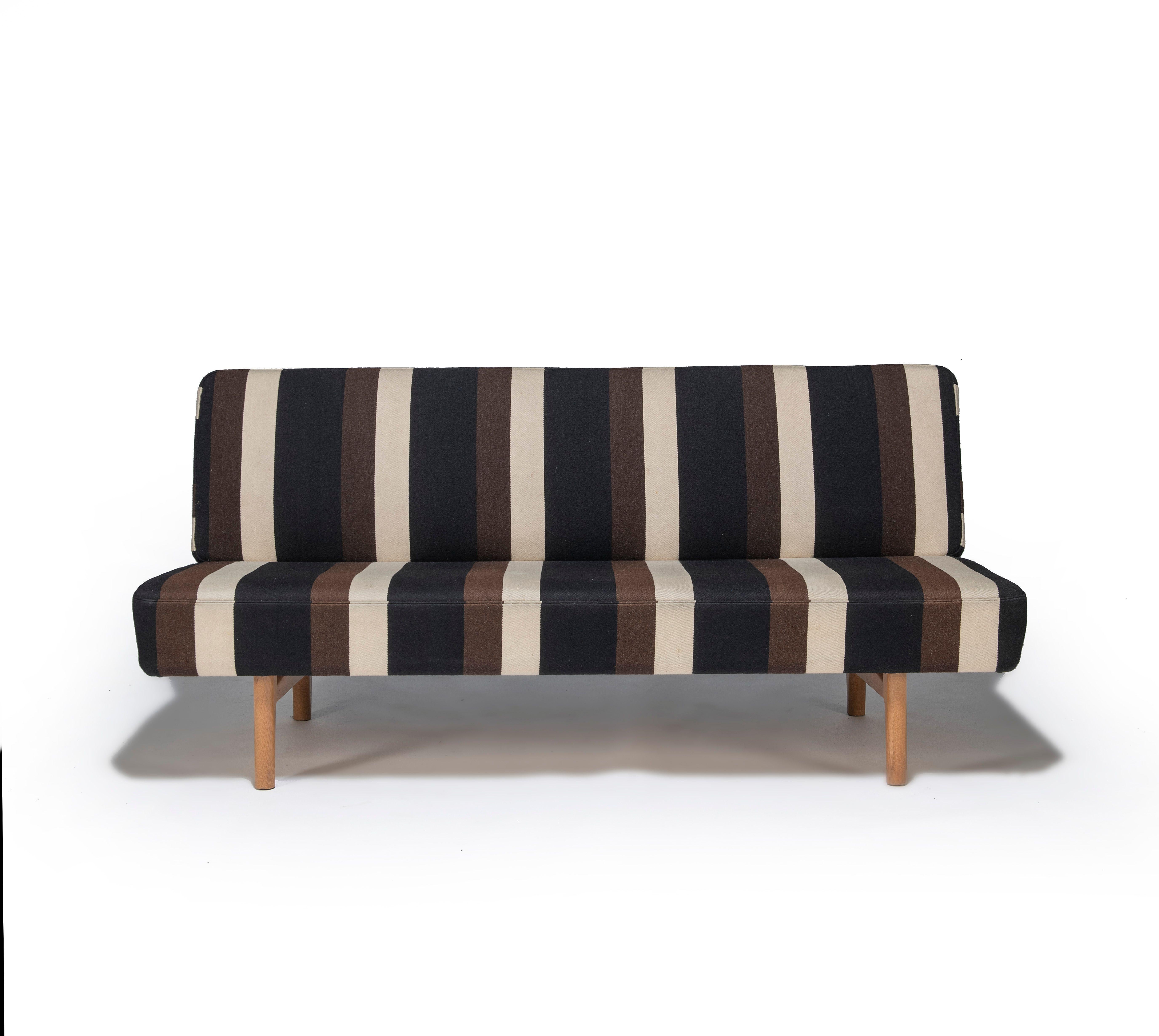 Rarissimo divano Hans Wegner prodotto da Hansen in tessuto di lana originale.