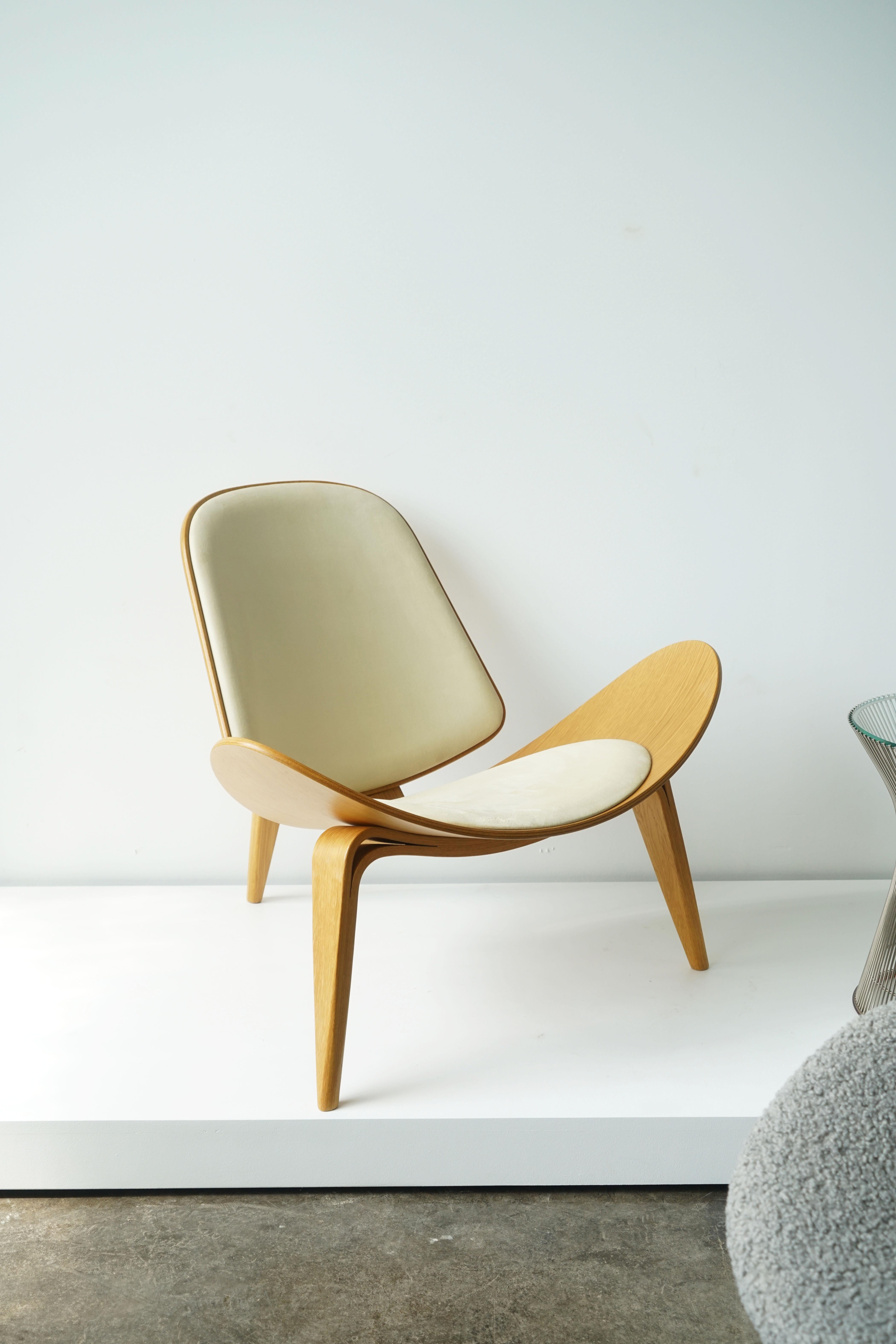 CH07 Shell Chair by Hans Wegner for Carl Hansen & Son
circa 2006
White Oak, suede leather

Sometimes called the “smiling chair,” Hans Wegner’s Shell Chair (originally designed in 1963) achieves a floating lightness with its wing-like seat and