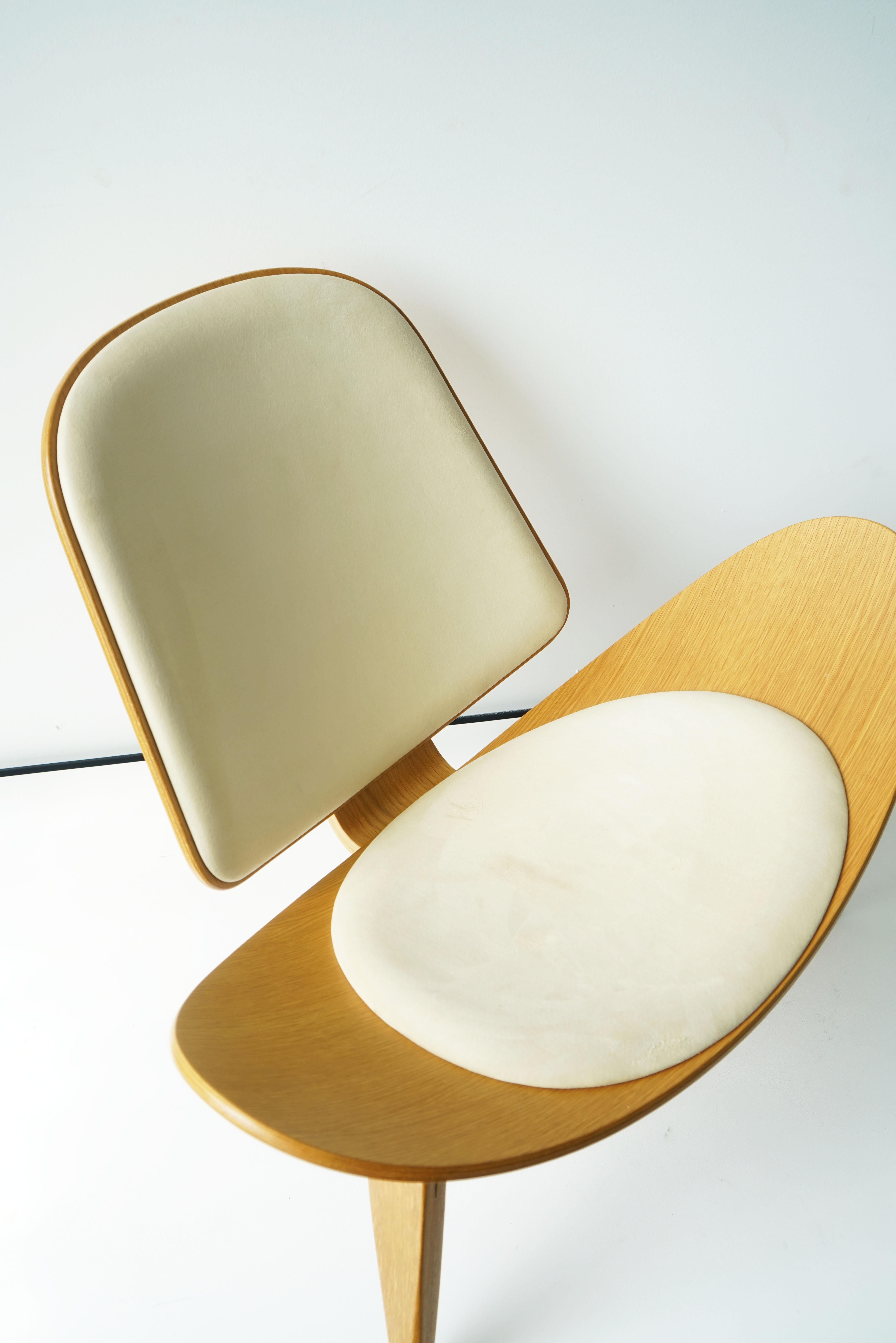 Contemporary Hans Wegner Shell Chair for Carl Hansen & Son, Ch07 Oak Finish For Sale