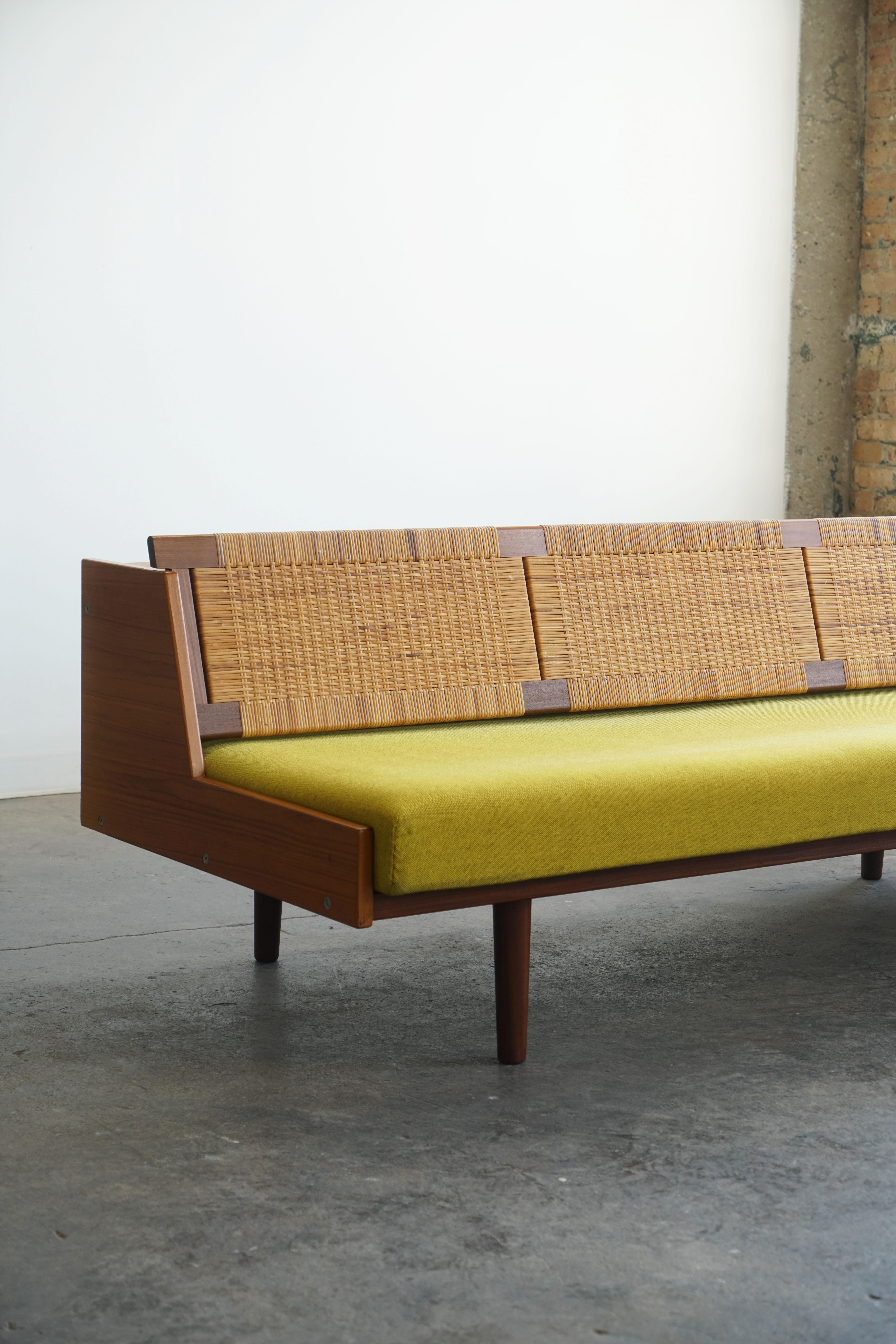 Mid-Century Modern Hans Wegner Sofa Daybed Model GE7 in Teak and Cane 1960's for Getama For Sale