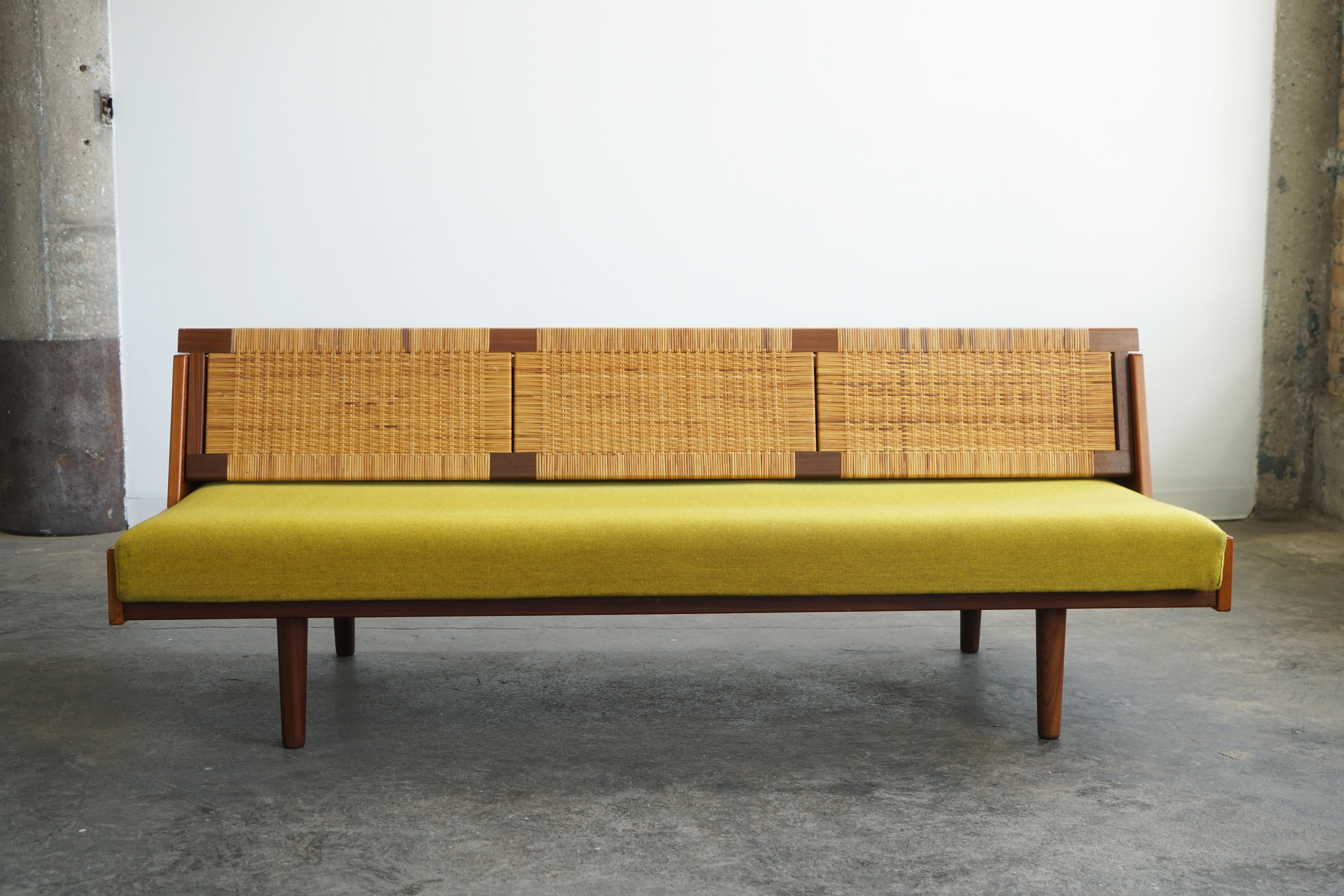 Hans Wegner Sofa Daybed Model GE7 in Teak and Cane 1960's for Getama In Good Condition For Sale In Chicago, IL